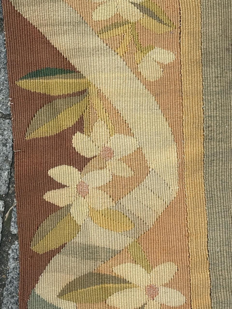 Schönes antikes französisches Aubusson-Wandteppich-Rahmenfragment (Handgewebt) im Angebot