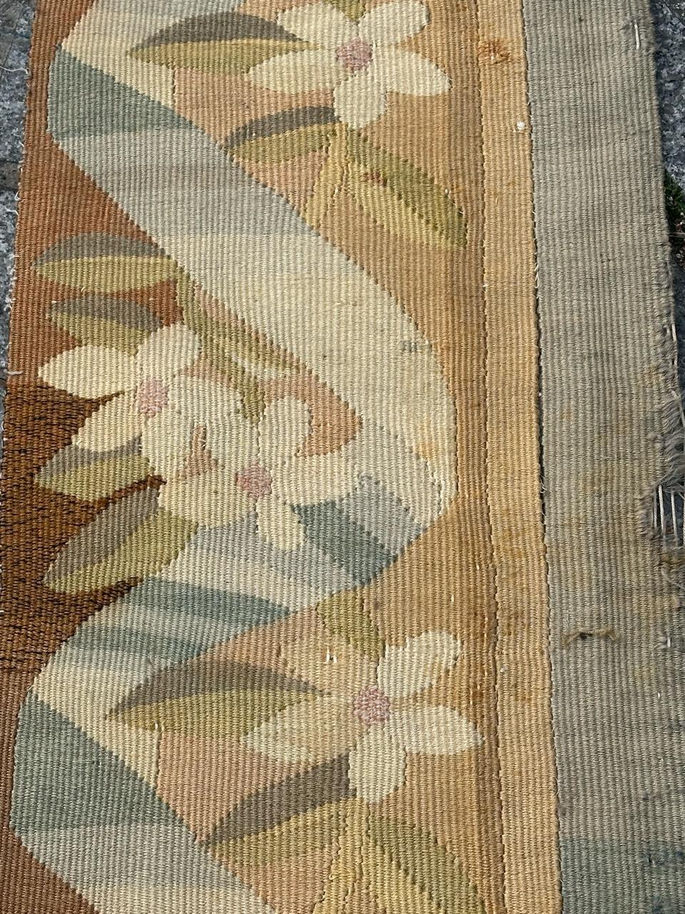 Schönes antikes französisches Aubusson-Wandteppich-Rahmenfragment im Angebot 1