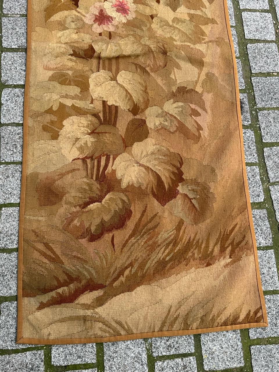 Precioso fragmento de tapiz francés antiguo de Aubusson con flores y árboles Con bonitos colores naturales en tonos amarillo, verde, rosa, morado y marrón, tejido totalmente a mano en una reputada manufactura de Aubusson.

✨✨✨
