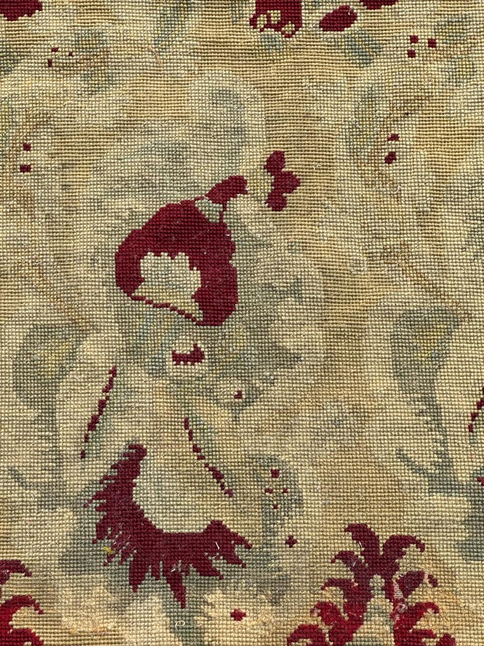 Exquisito tapiz francés de punto de aguja de finales del siglo XIX, originario de la funda de una silla, pero que también puede utilizarse para cojines o marcos. Adornada con un cautivador diseño de la época de Napoleón III, esta pieza luce