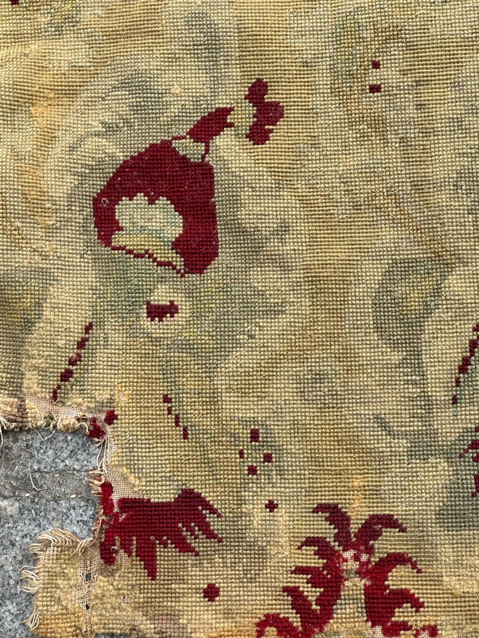 Bonito tapiz antiguo francés de punto de aguja para cubrir sillas siglo XIX en venta