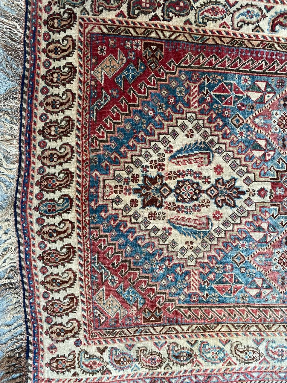 Joli tapis ancien de ghashghai avec de beaux motifs géométriques et tribaux et de belles couleurs naturelles, entièrement noué à la main avec du velours de laine sur une base de laine.

✨✨✨
