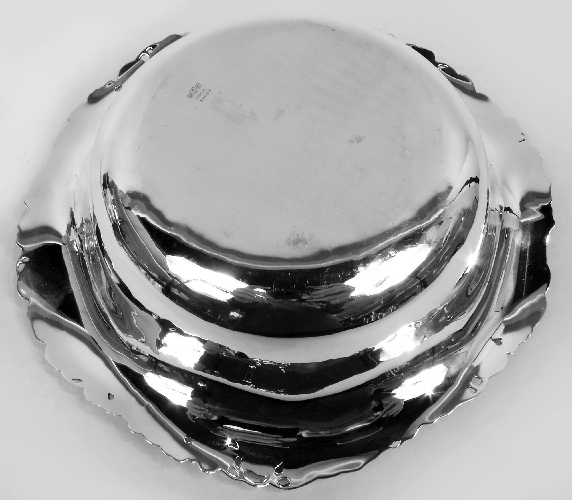 Pretty Antique Gorham Edwardian Sterling Silver Berry Bowl In Good Condition For Sale In New York, NY