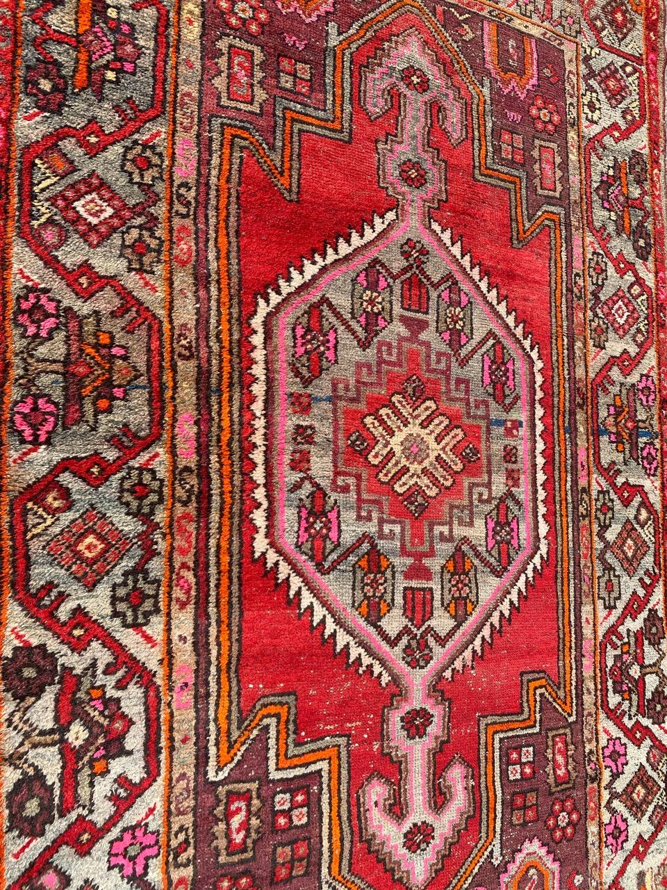 Schöner Hamadan-Teppich mit schönem geometrischem Stammesmuster und schönen Farben, komplett handgeknüpft mit Wollsamt auf Baumwollgrund.

✨✨✨
