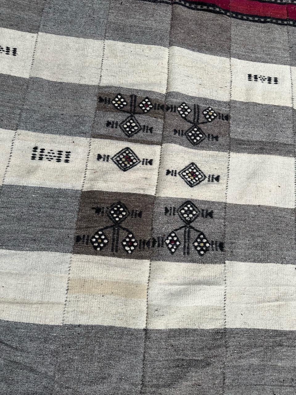 Schöner antiker Webteppich mit schönem einfachem geometrischem Muster und hellen Farben, komplett handgewebt mit Wolle auf Wollbasis.

✨✨✨
