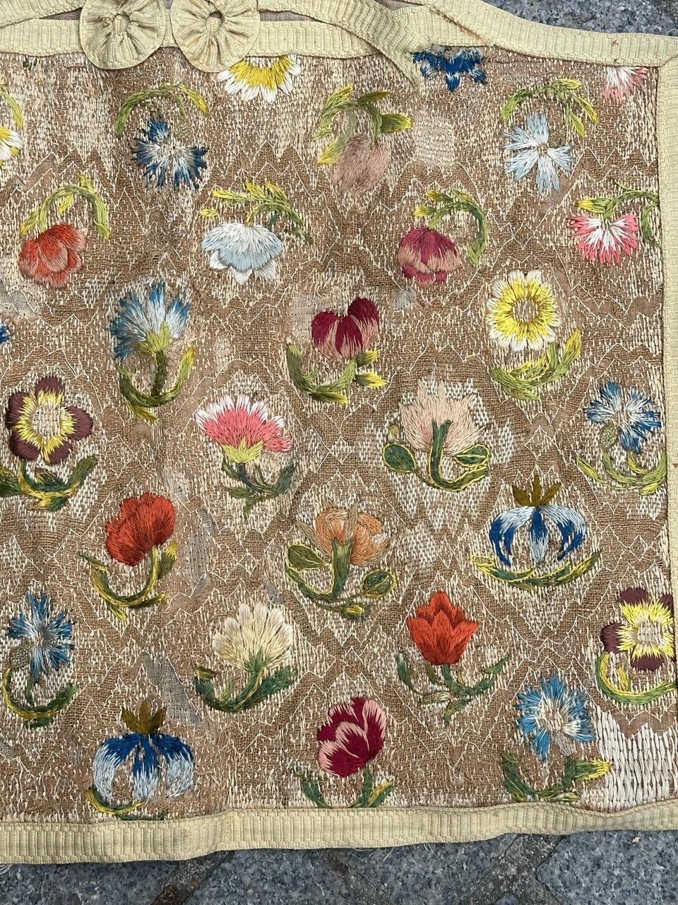 Beautiful antique hungarian embroidered tissue fragment , with beautiful designs of flowers and with nice natural colours, entirely hand embroidered with silk . Wears at the white background !
✨✨✨
