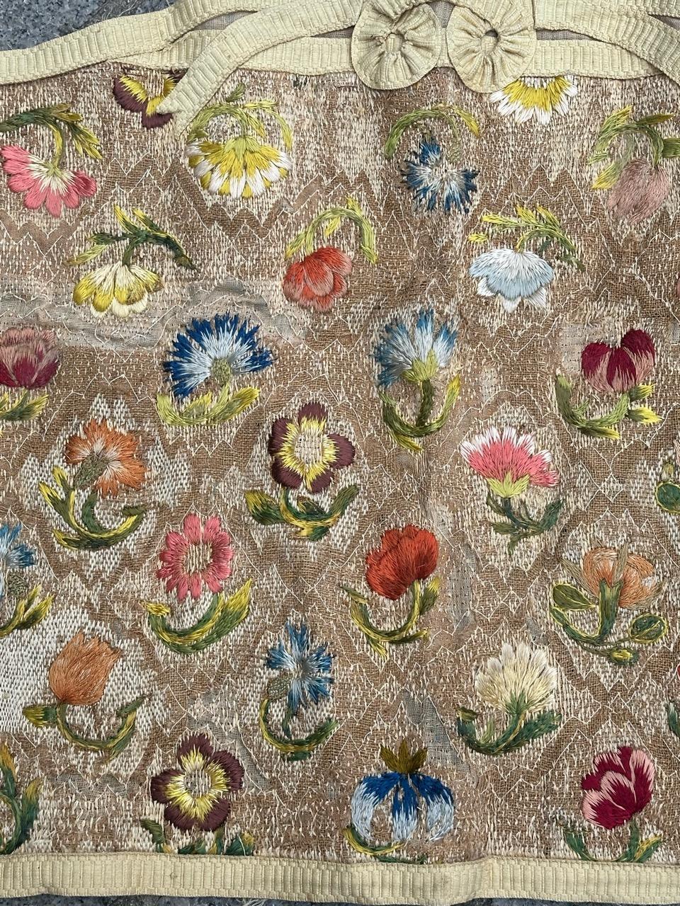 Aubusson Pretty antique Hungarian embroidery tissue For Sale