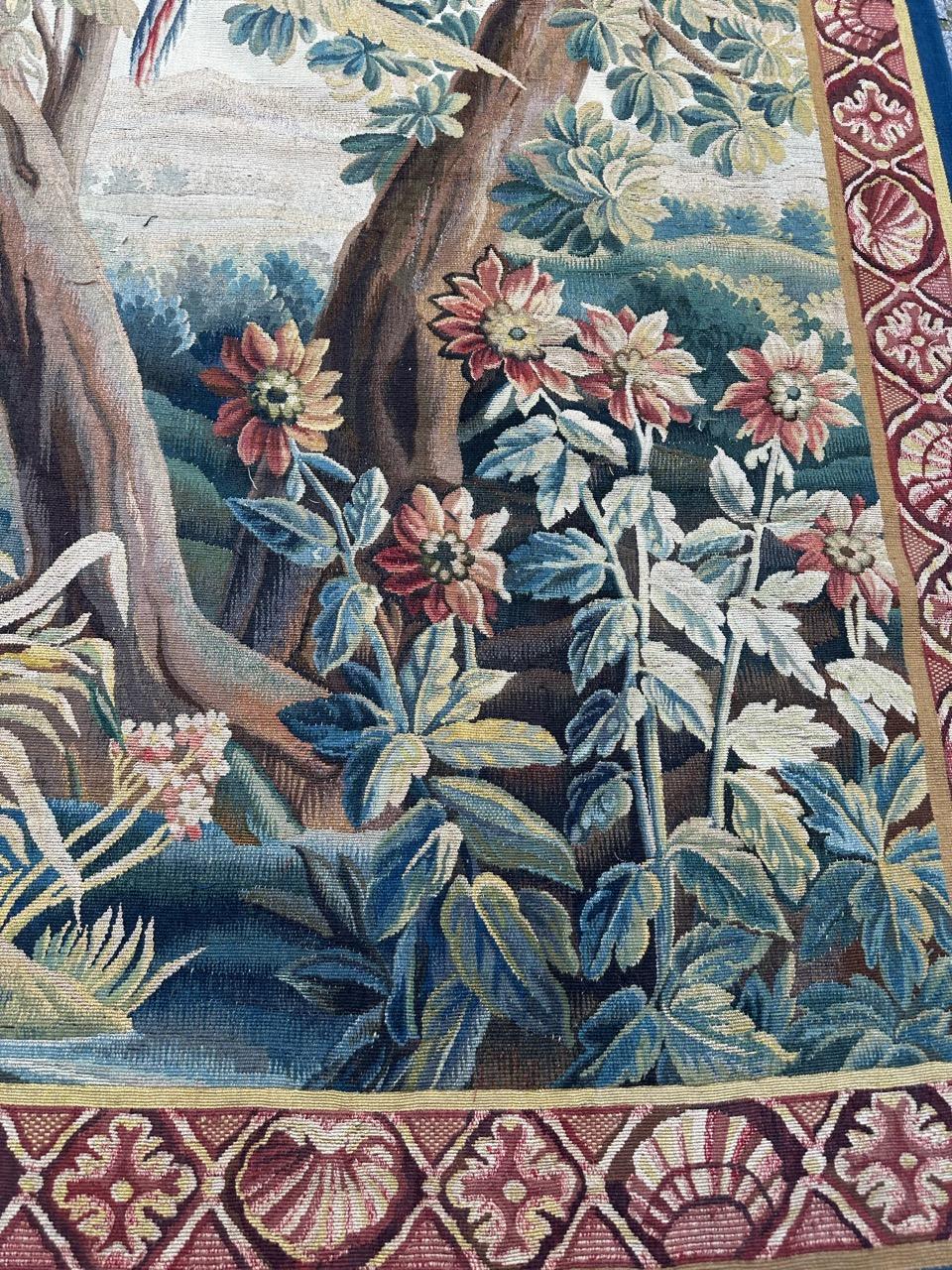 Grazioso arazzo Aubusson francese antico di grandi dimensioni tessuto a mano " Cigno aggredito da un cane "