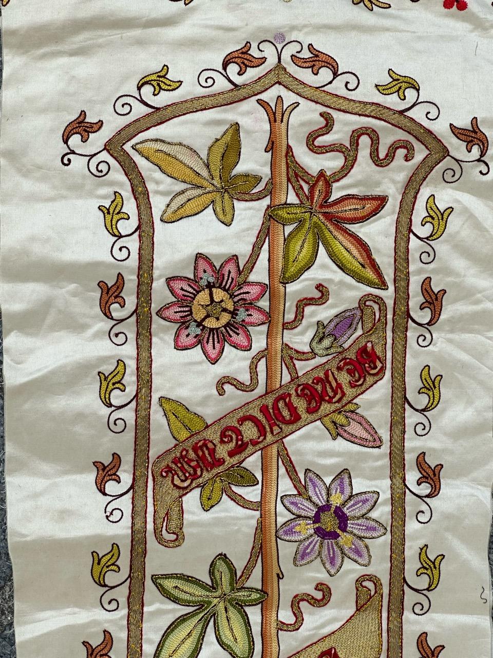Precioso pañuelo bordado antiguo francés para ropa de iglesia , con bonitos colores, bordado totalmente a mano con seda sobre base de seda 

✨✨✨
