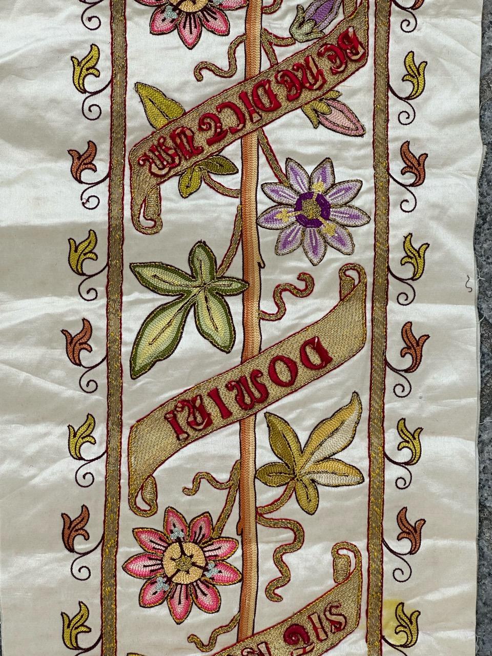 Bonito tejido bordado religioso antiguo Aubusson en venta