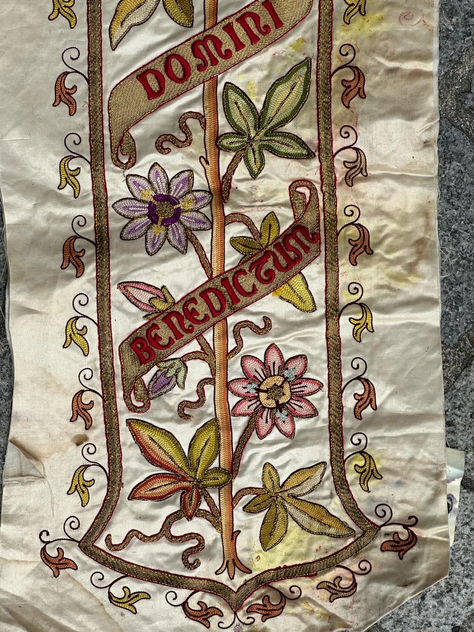 Pretty antique religious embroidery tissue In Good Condition For Sale In Saint Ouen, FR