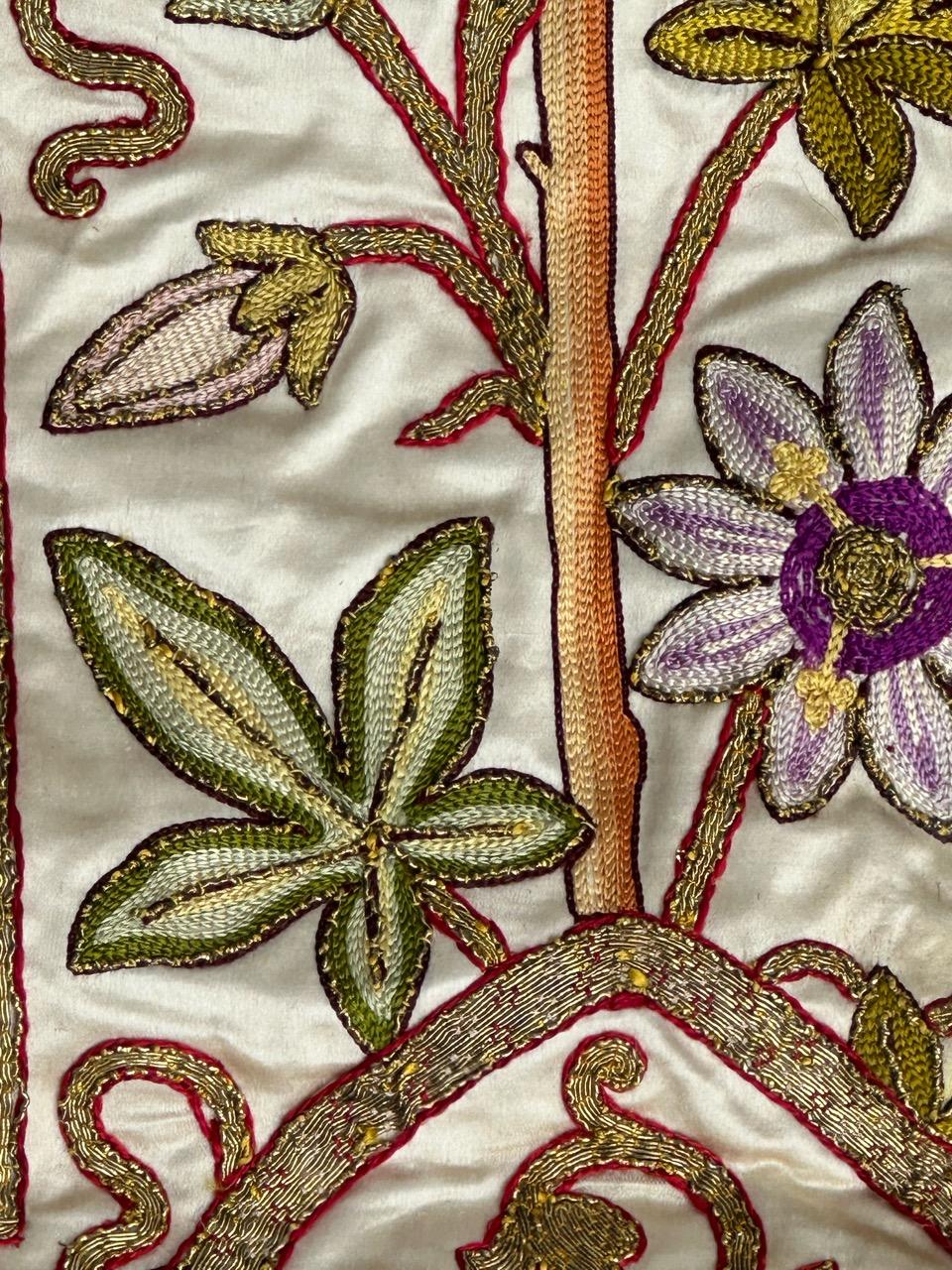 Pretty antique religious embroidery tissue For Sale 1