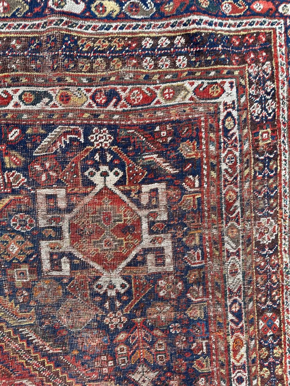 Pretty antique Shiraz rug fair conditions In Distressed Condition For Sale In Saint Ouen, FR