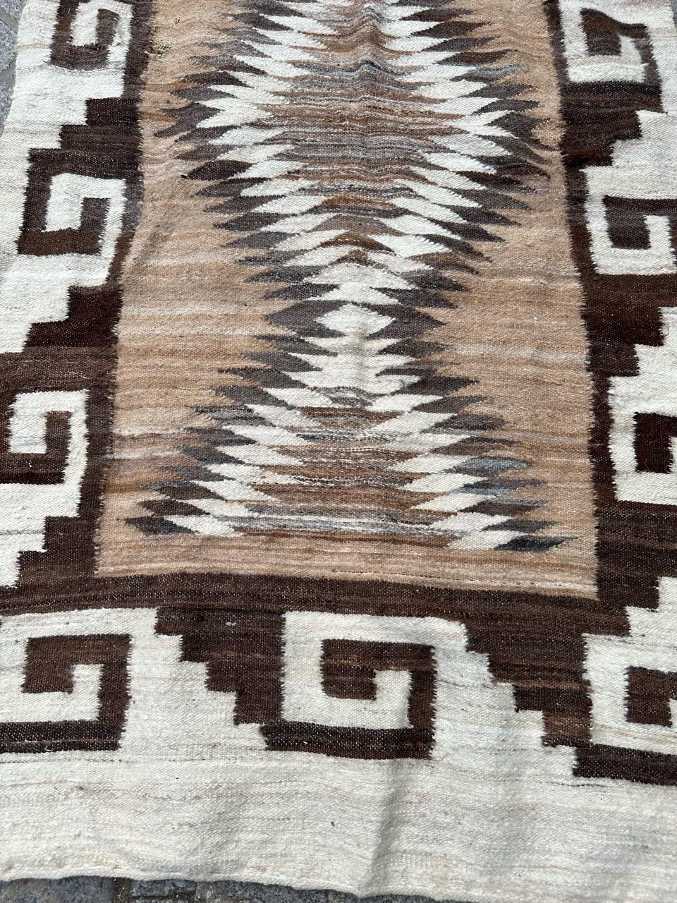 Nice early 20th century Navajo rug with beautiful geometrical and tribal design and simple colours with white, grey, brown and dark brown. Entirely hand woven with wool on wool foundation.

✨✨✨
