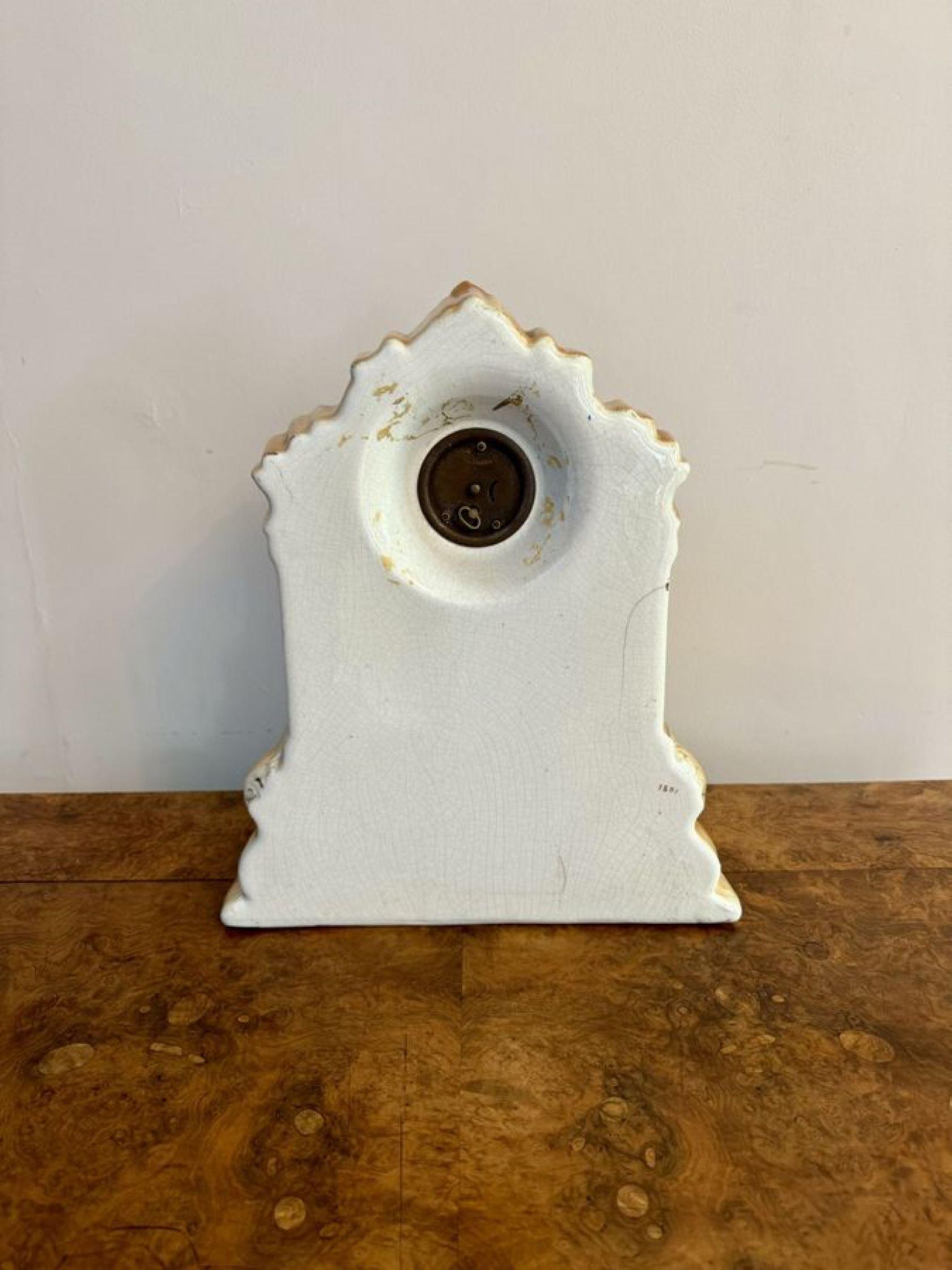 Graziosa pendola da camino antica dello Staffordshire, con una pendola da camino antica dello Staffordshire decorata con frutta in colori vivaci come il verde, il rosso, il marrone e il viola, con una parte superiore sagomata che poggia su una base
