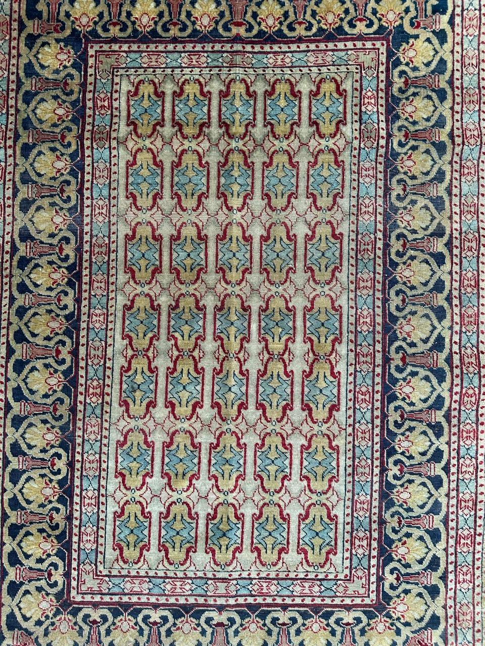 Voici un chef-d'œuvre exquis : Le très beau tapis Tabriz du milieu du siècle. Plongez dans l'histoire avec cette merveille nouée à la main en 1944, ornée d'un captivant motif all-over et de couleurs naturelles sereines. Fabriqué méticuleusement avec