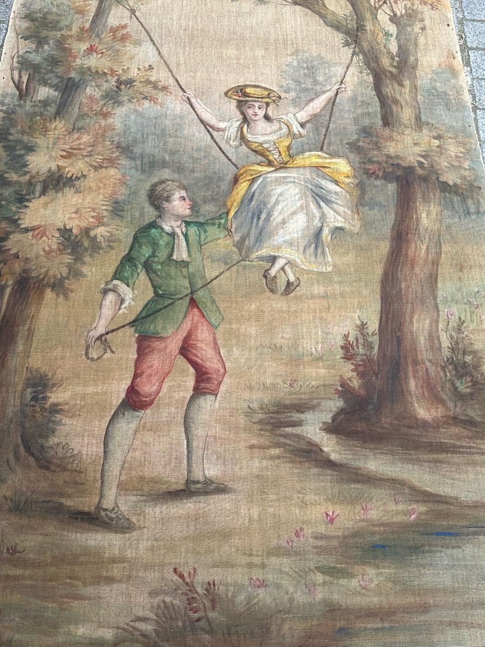 Bonito cartón de tapiz francés del siglo XIX con un bonito diseño de juego de columpio en el que aparece un joven de pie empujando a una joven sentada en el columpio. En un entorno en el bosque, entre dos árboles panel pintado a mano con bonitos