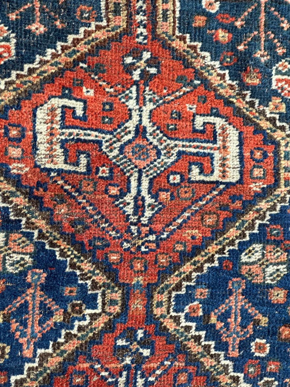 Schöner Shiraz-Teppich aus dem frühen 20. Jahrhundert mit schönem geometrischem und Stammesmuster und schönen natürlichen Farben mit blauem Feld und rotem, orangefarbenem, braunem und grünem Muster, vollständig handgeknüpft mit Wolle auf Wollbasis