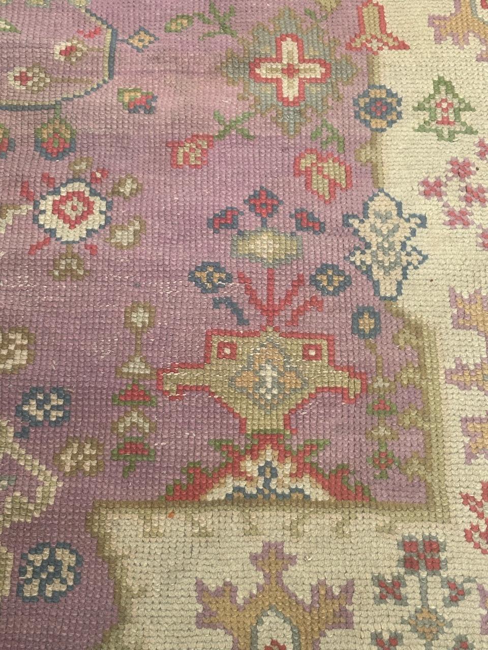 Un bel tappeto antico turco Ghyordes con un bellissimo stile e disegno oushak con un campo rosa al centro e un campo bianco alla periferia.  e un campo verde nei bordi, interamente annodato a mano con lana su base di cotone.

✨✨✨
