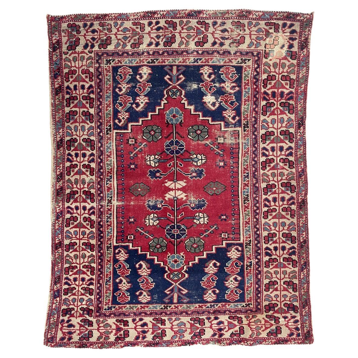Joli tapis turc ancien de Bobyrug