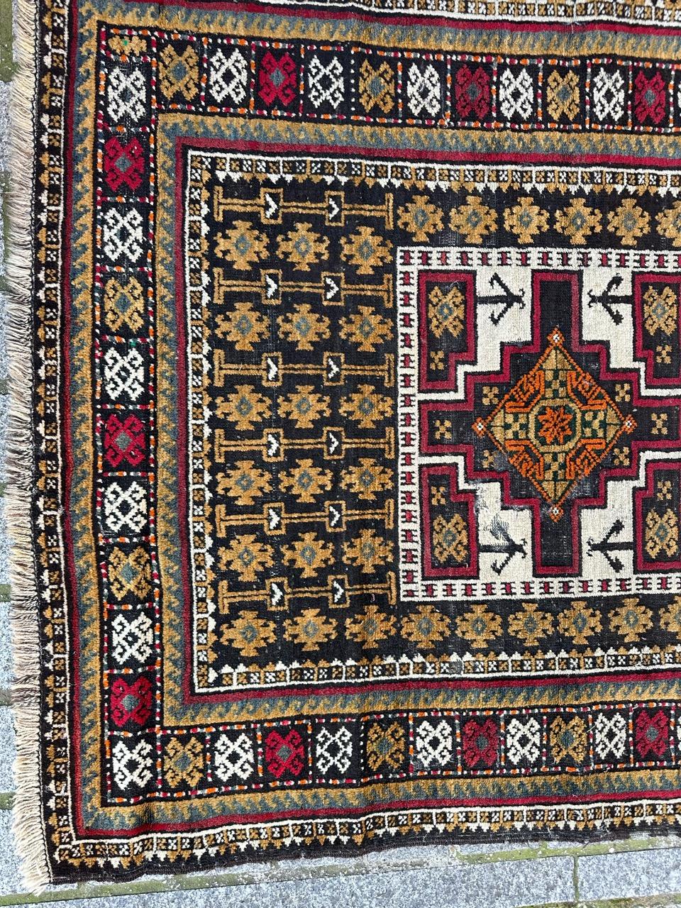 Joli tapis ancien turkmène Baluch avec de jolis motifs tribaux et géométriques et de belles couleurs naturelles, entièrement noué à la main avec de la laine sur une base de coton. 
Petites usures 

✨✨✨
