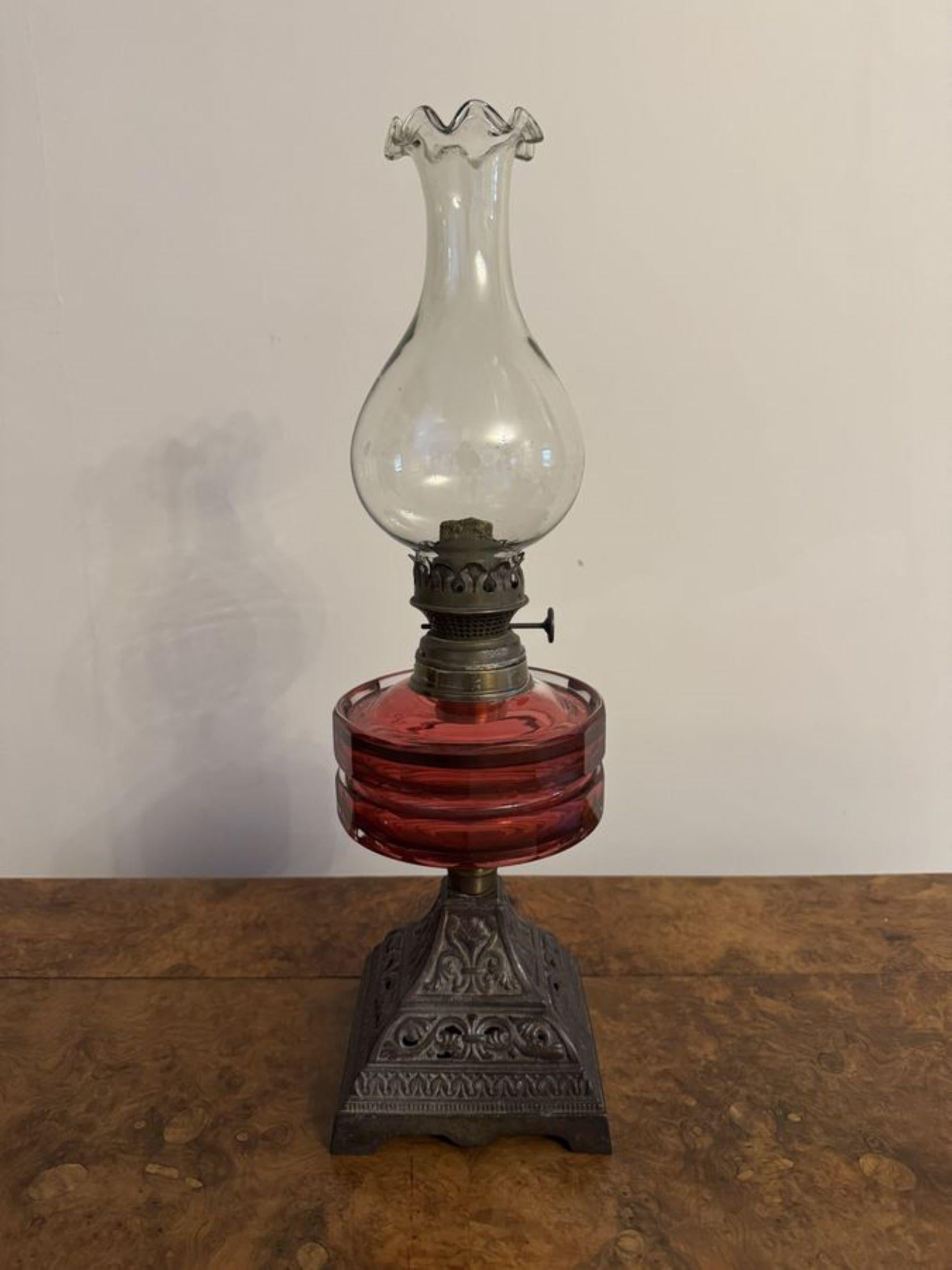 Jolie lampe à huile victorienne ancienne en verre à la canneberge avec un brûleur en laiton et un réservoir en verre à la canneberge, soutenue par une base en métal moulé de forme ornementale. 

D. 1880