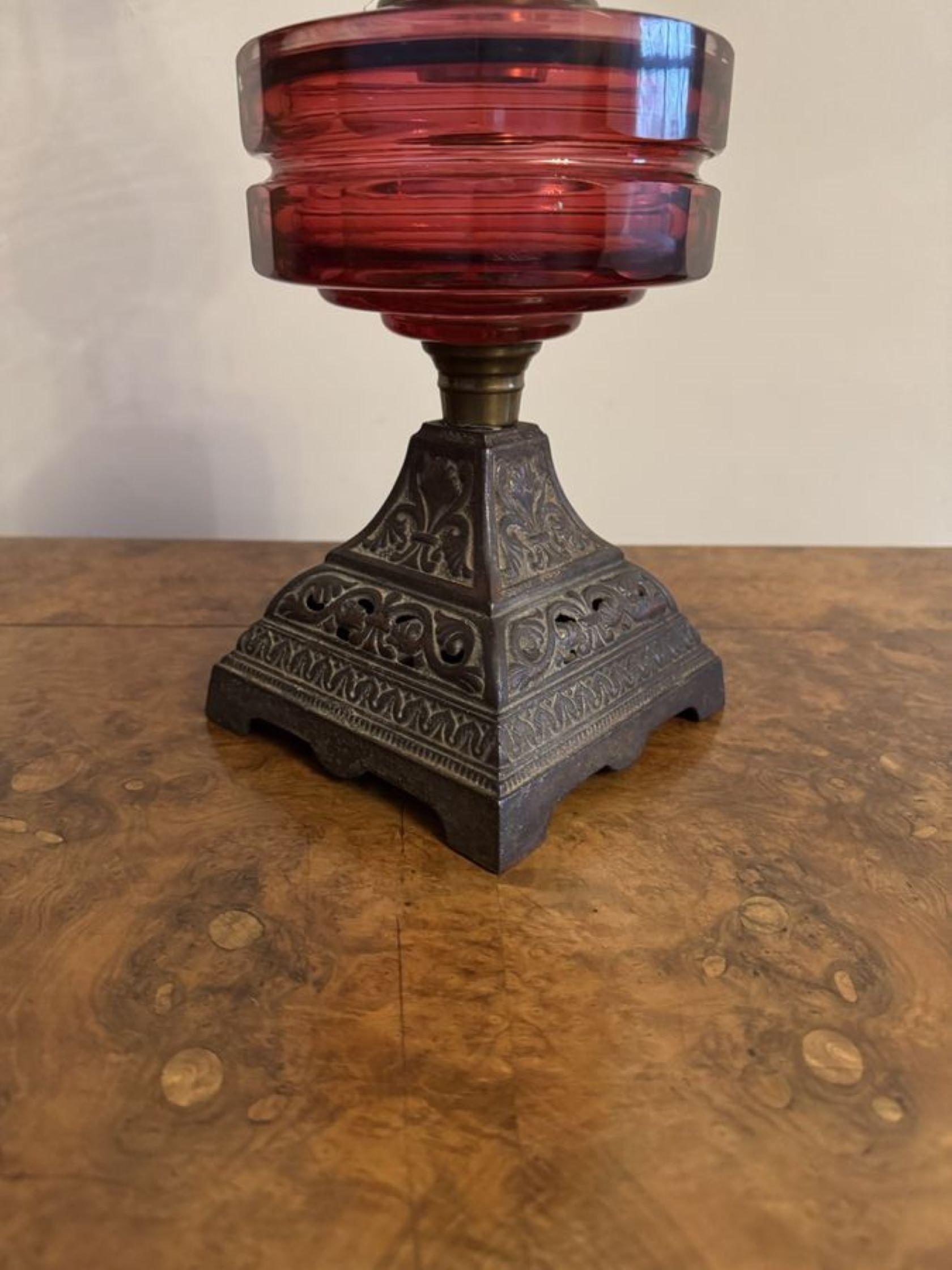 Jolie lampe à huile victorienne ancienne en verre canneberge Bon état - En vente à Ipswich, GB