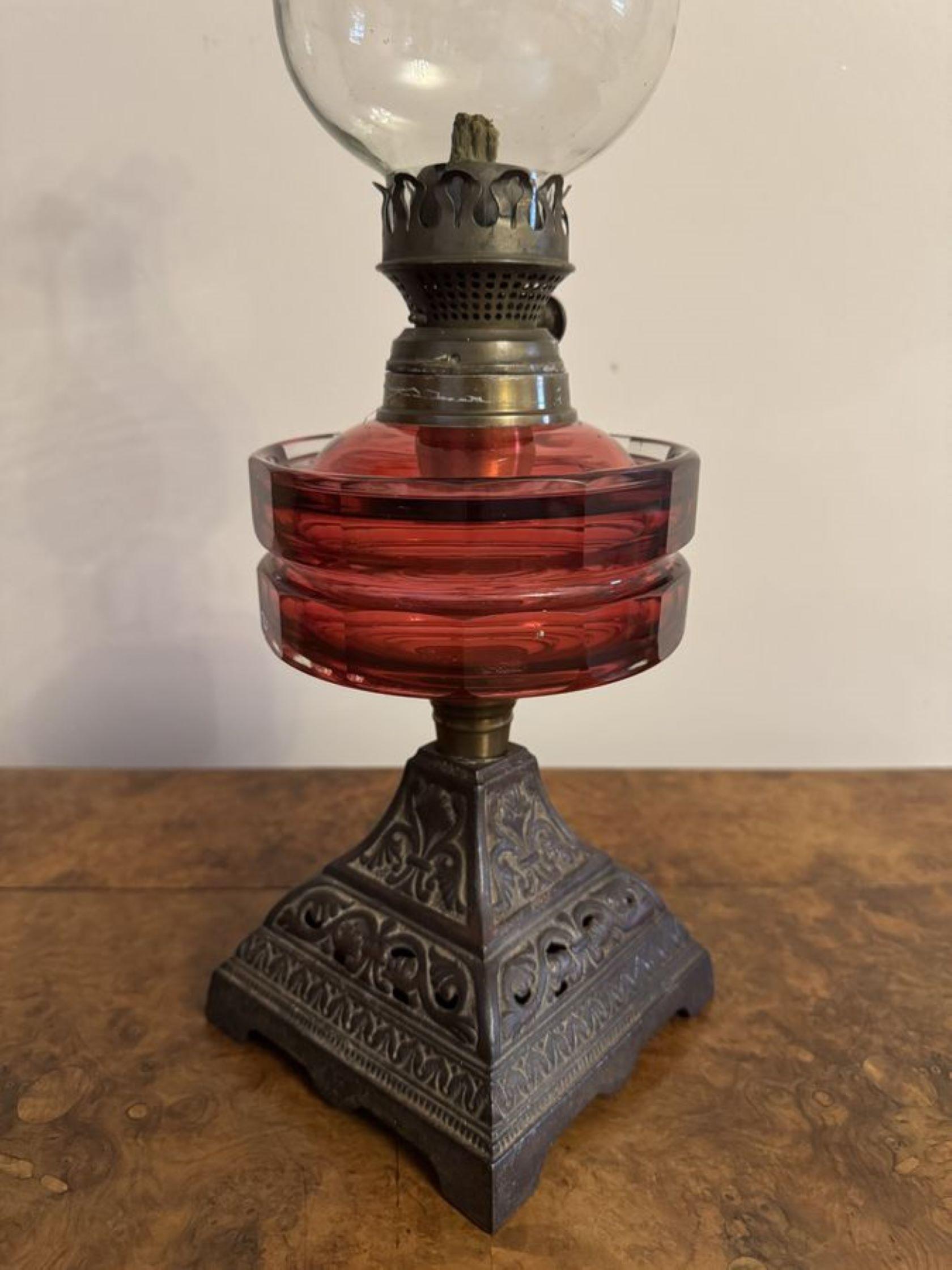 XIXe siècle Jolie lampe à huile victorienne ancienne en verre canneberge en vente