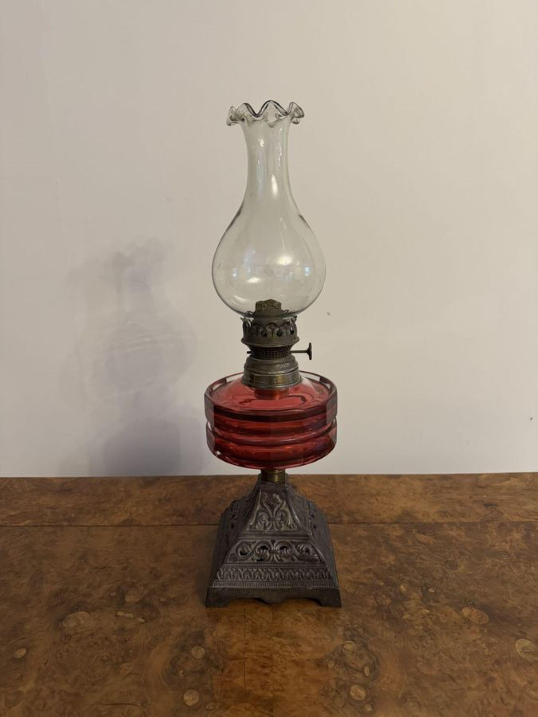Jolie lampe à huile victorienne ancienne en verre canneberge en vente 1