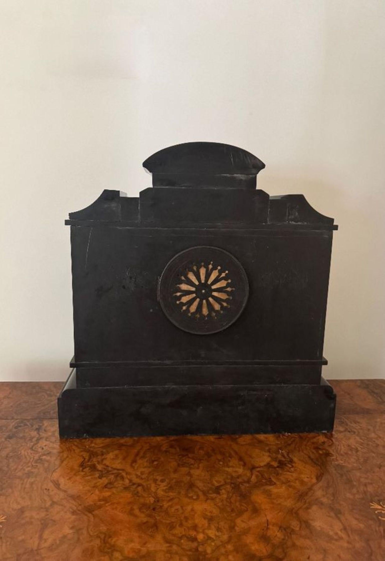 Jolie horloge de manteau victorienne ancienne incrustée de marbre, ayant une horloge de manteau victorienne ancienne de qualité avec un boîtier noir frappant décoré de volutes dorées et d'une jolie incrustation de marbre vert entourant une lunette