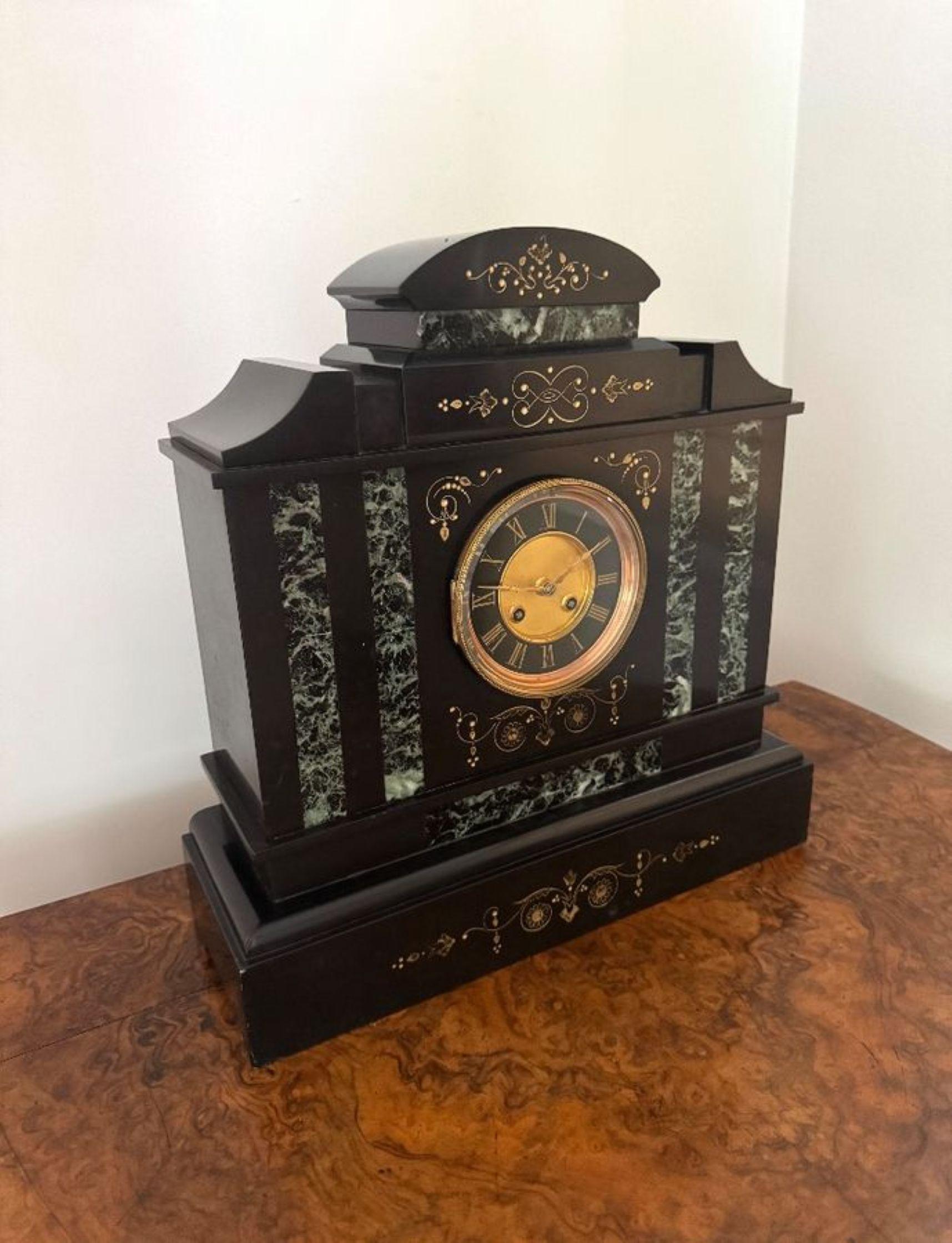 Français Jolie horloge de manteau victorienne incrustée de marbre en vente