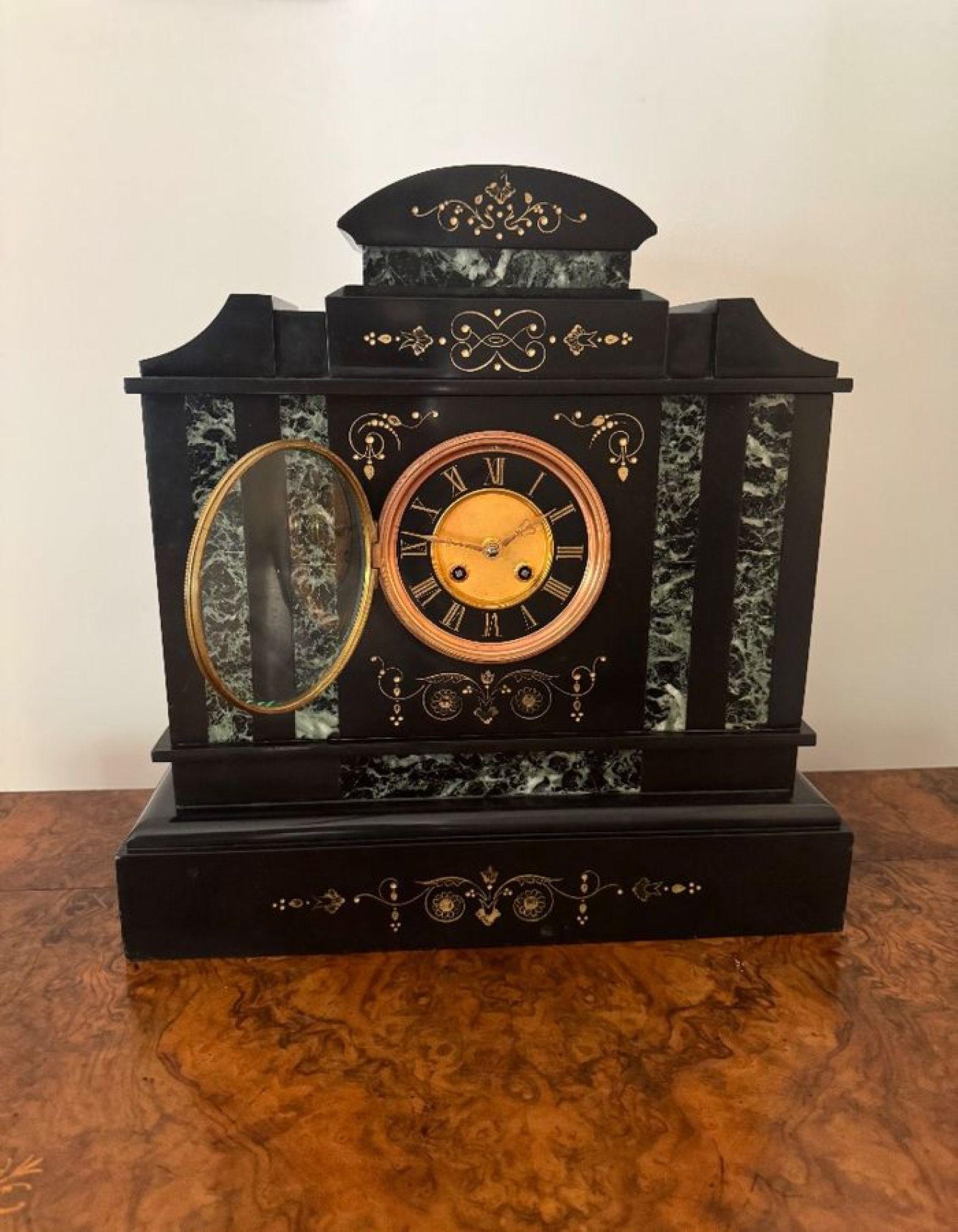 Incrusté Jolie horloge de manteau victorienne incrustée de marbre en vente