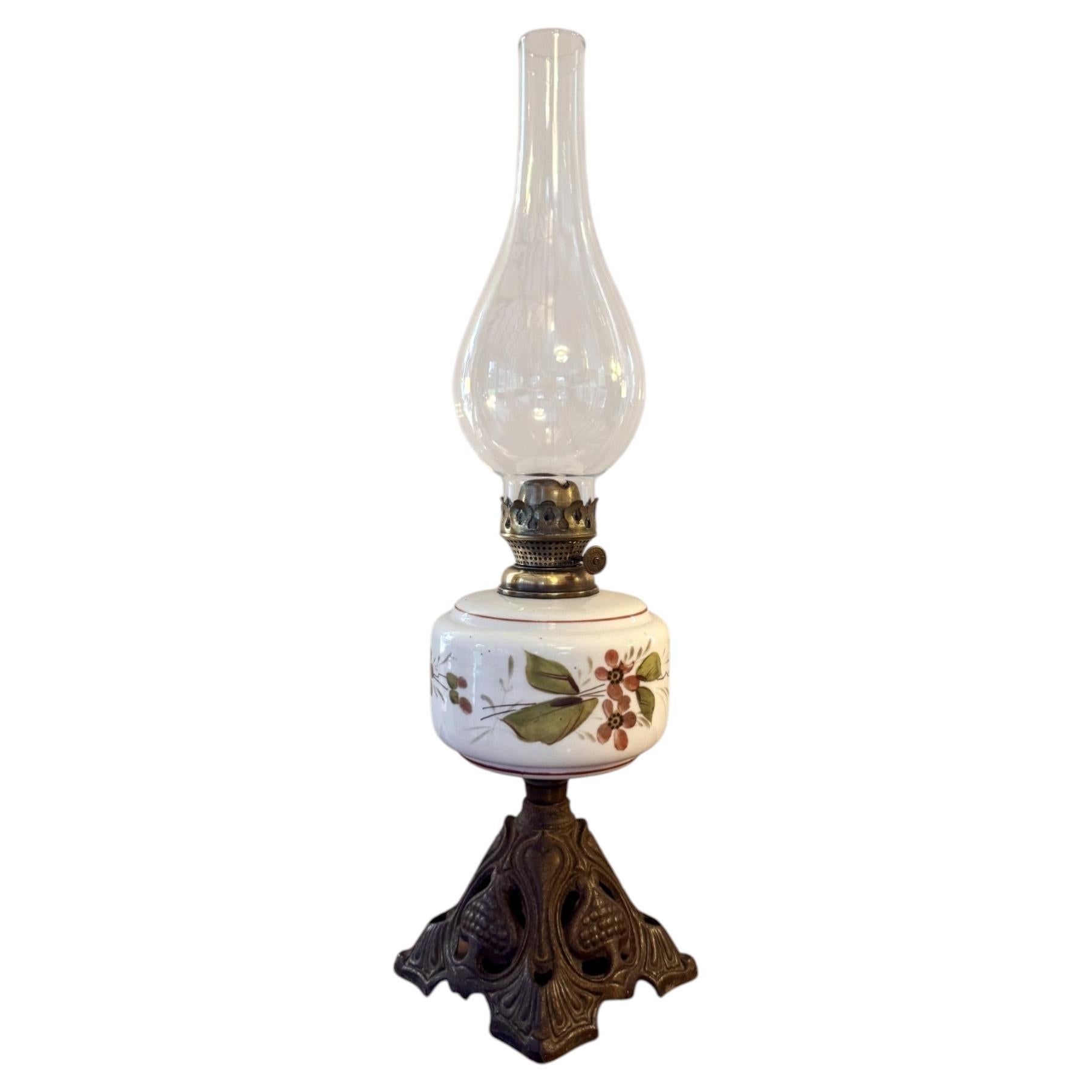 Pretty antique Victorian oil lamp For Sale