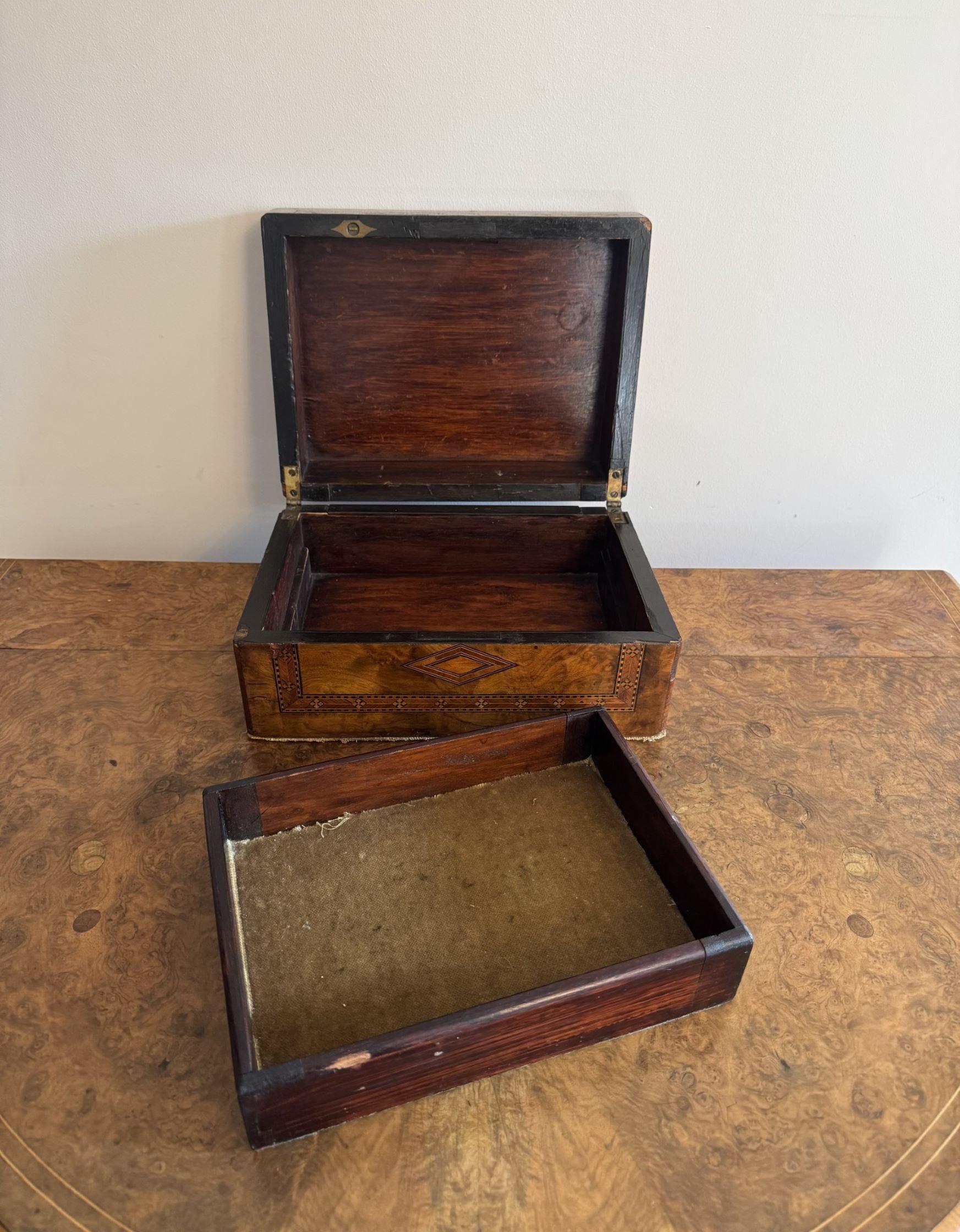 Bonita caja de baratijas victoriana antigua con incrustaciones de Tunbridge Ware que tiene una bonita caja de baratijas victoriana antigua con una tapa elevable que se abre para revelar un compartimento elevable con un compartimento de
