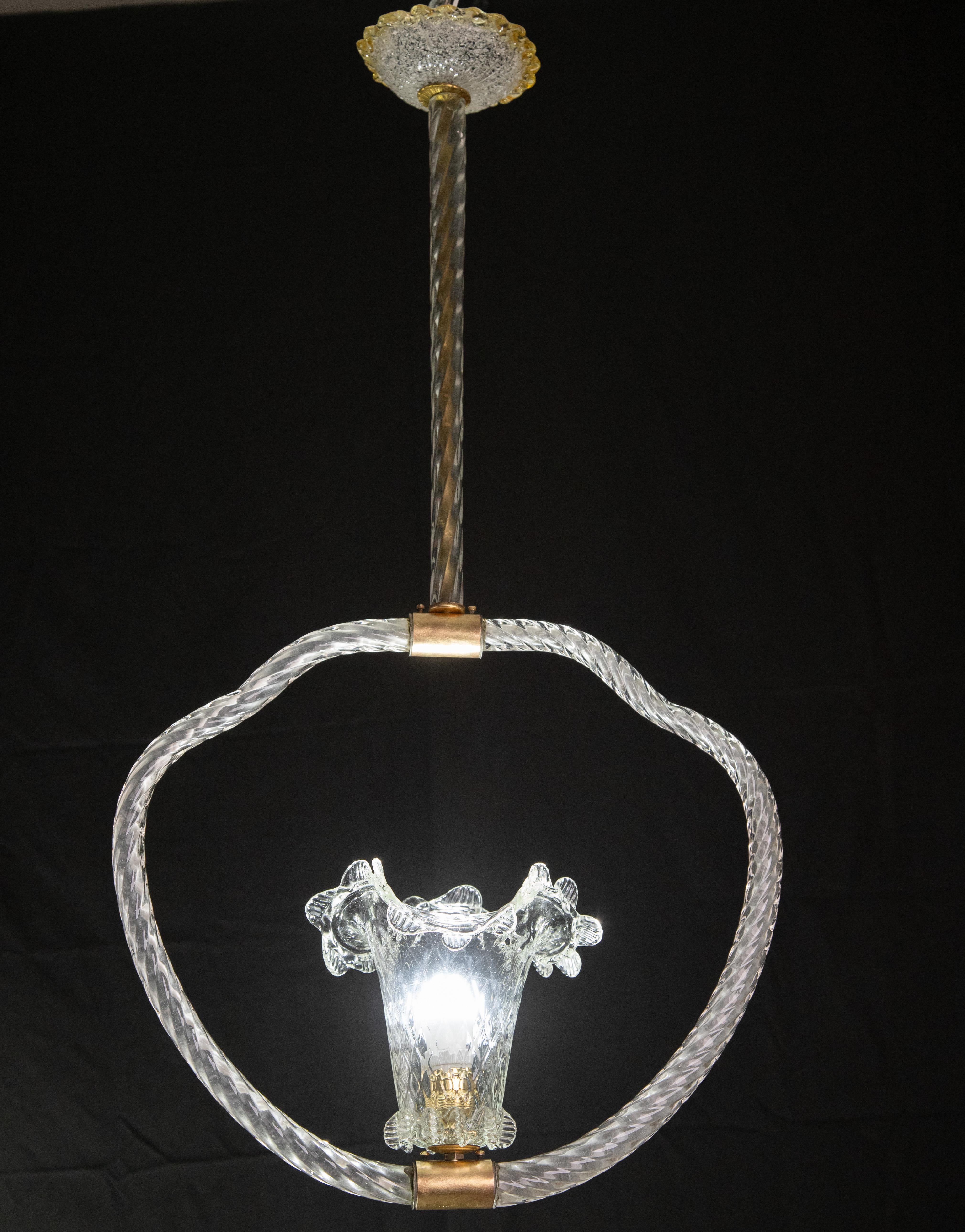 Prächtige Pendelleuchte im Art-déco-Stil, hergestellt von der Glashütte Barovier&Toso in den 1940er-1950er Jahren. Der Kronleuchter ist 90cm hoch mit der Stange, 48cm breit. Montieren Sie eine E27-Leuchte. 