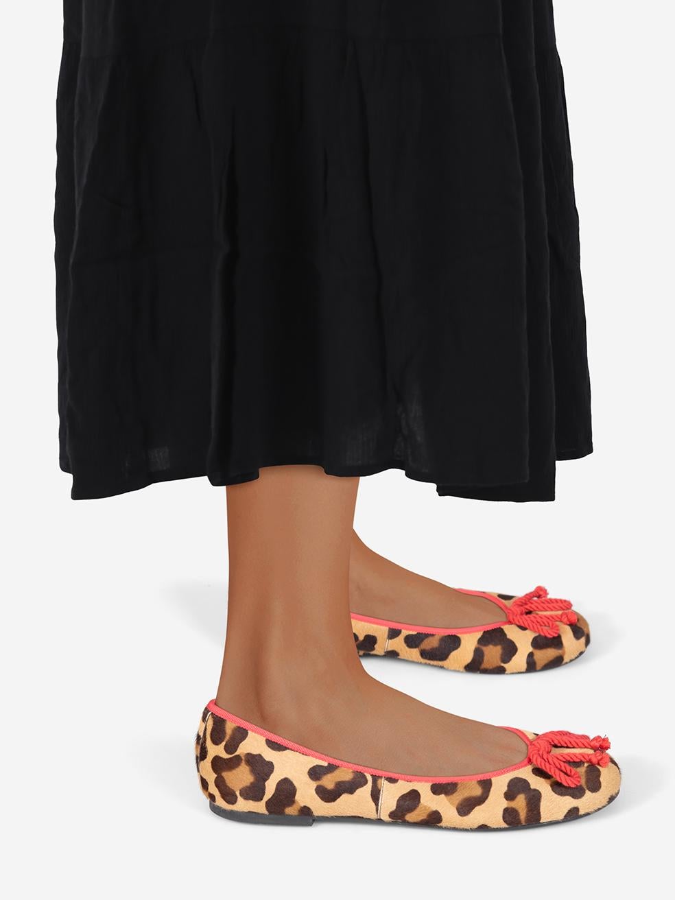 CONDITION is Very Good. Hardly any visible wear to the flats is evident on this used Pretty Ballerinas designer resale item.
 
 
 
 Details
 
 
 Model: Rosario
 
 Brown
 
 Pony style calfskin
 
 Ballet flats
 
 Leopard print
 
 Red trim and bow
 
