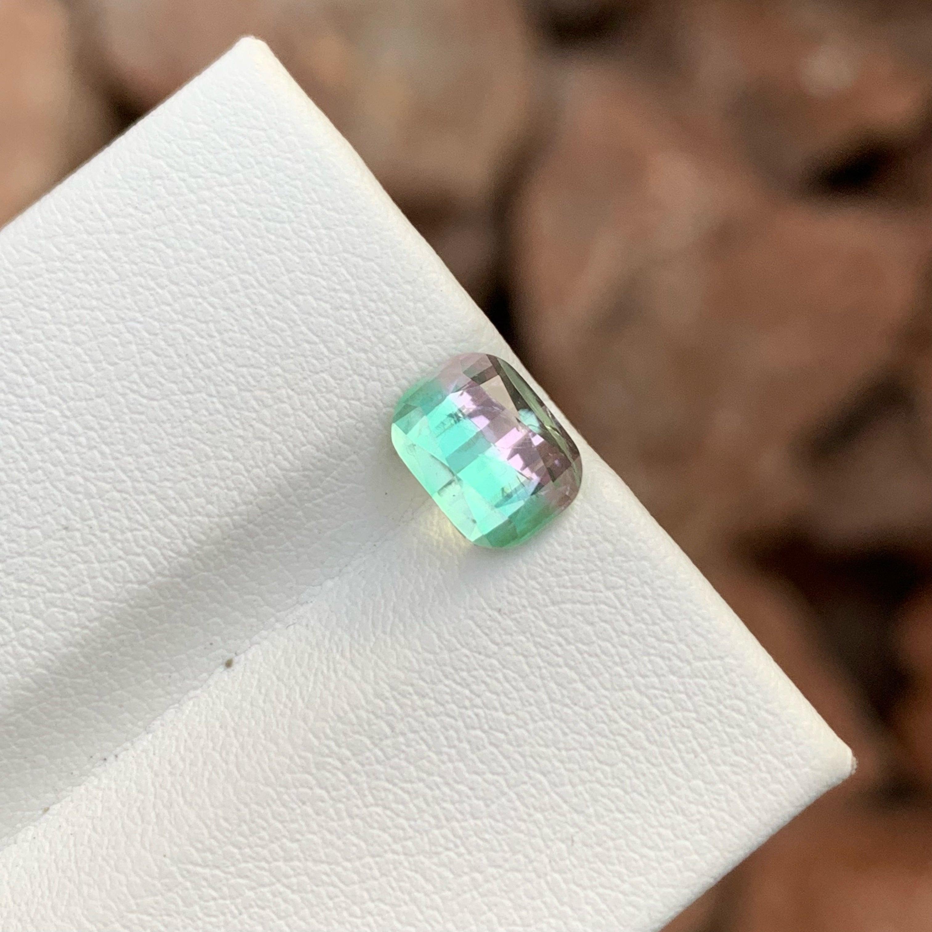 Jolie Tourmaline Naturelle Bicolore, disponible à la vente au prix de gros Tourmaline Naturelle de Haute Qualité 2.90 Carats SI Clarity Loose Tourmaline From Afghanistan.

Informations sur le produit :
TYPE DE GEMSTONE :	Jolie pierre bicolore en