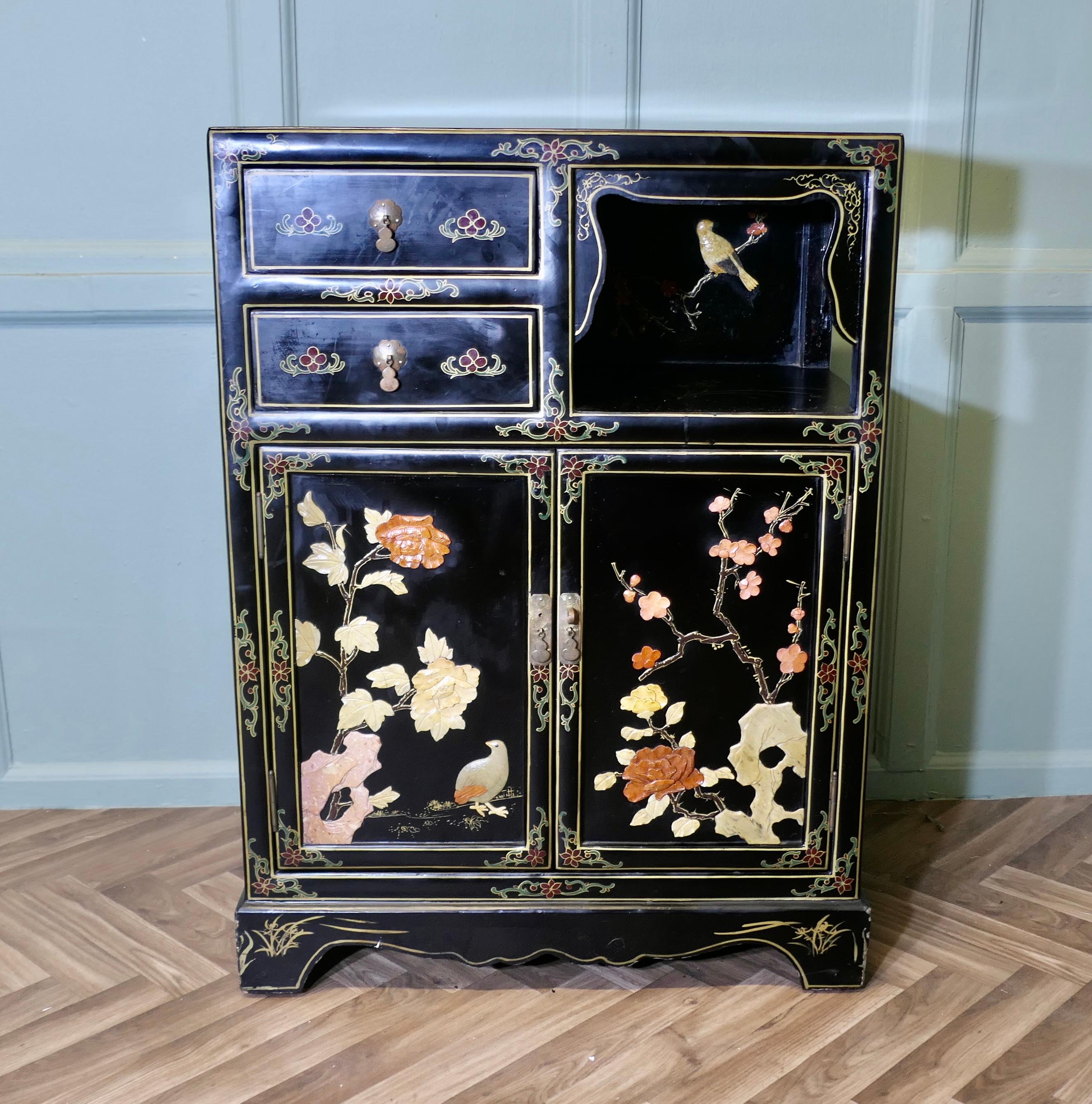 Graziosa credenza nera a cineserie decorata con uccelli e fiori

La credenza è in lacca nera e presenta decorazioni applicate e dipinte a colori con uccelli e crisantemi; ha 2 ante e all'interno della credenza c'è un ripiano a tutta lunghezza, sopra