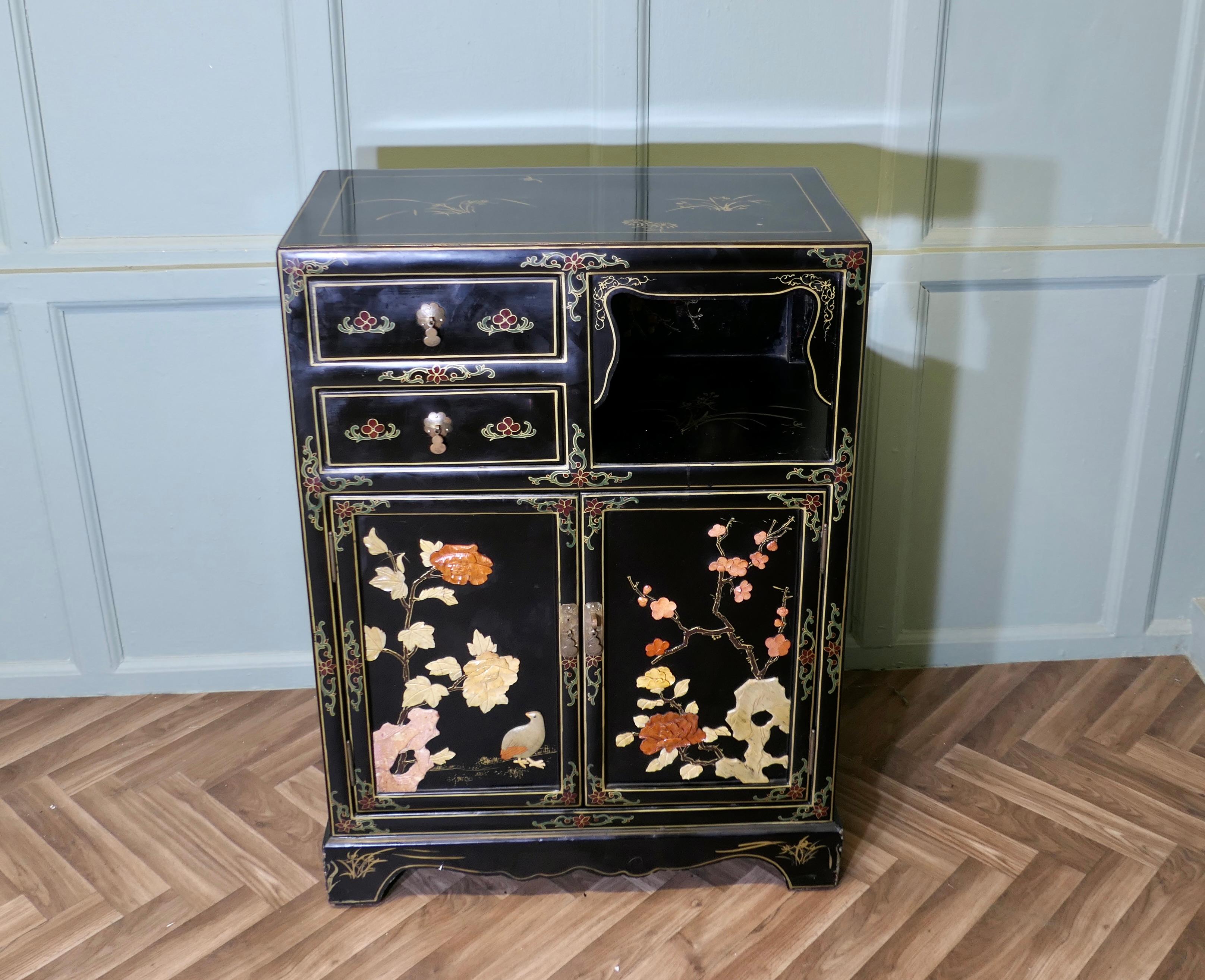 Cineserie Graziosa credenza nera a cineserie decorata con uccelli e fiori in vendita