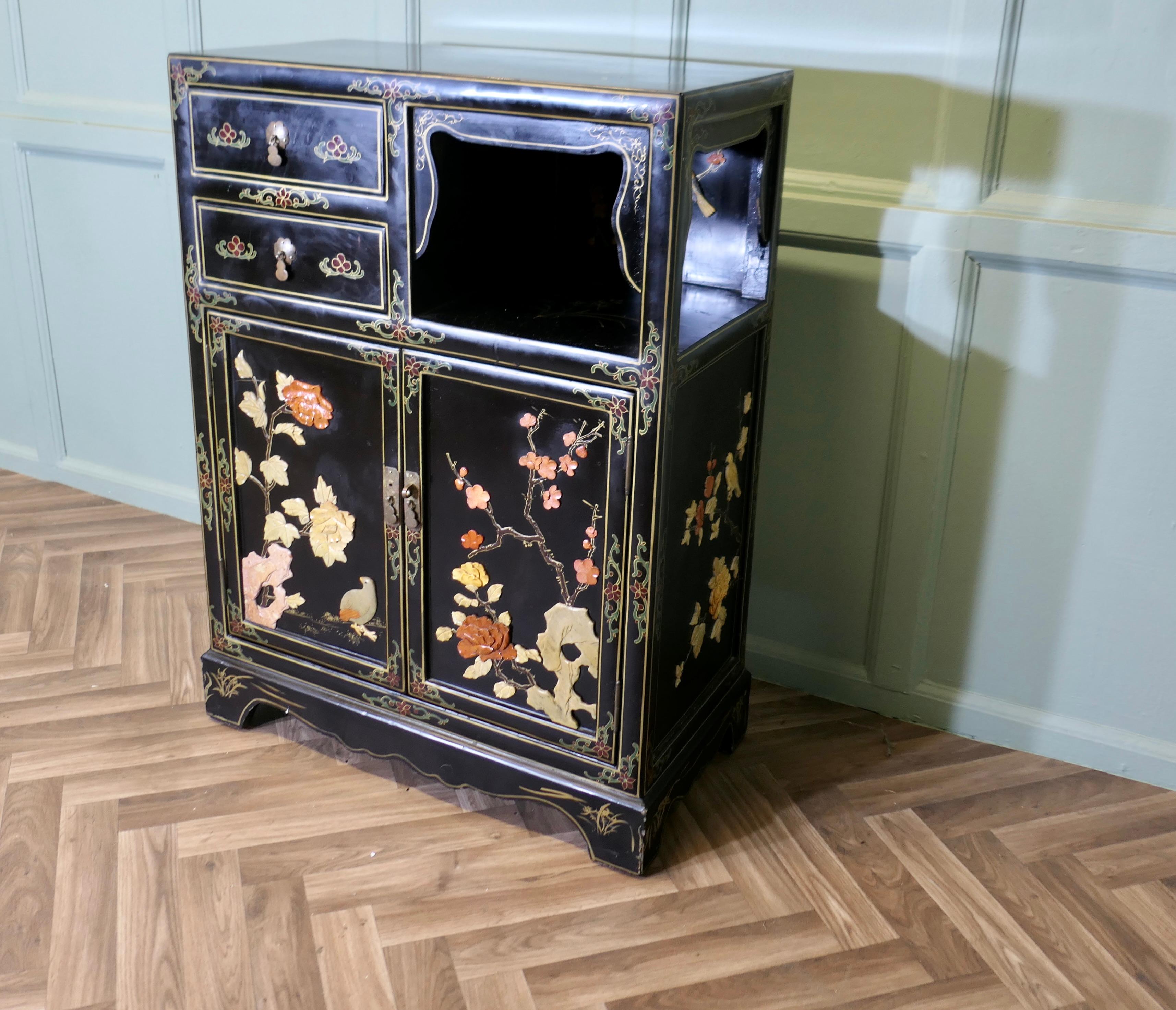 Graziosa credenza nera a cineserie decorata con uccelli e fiori In condizioni buone in vendita a Godshill, Isle of Wight