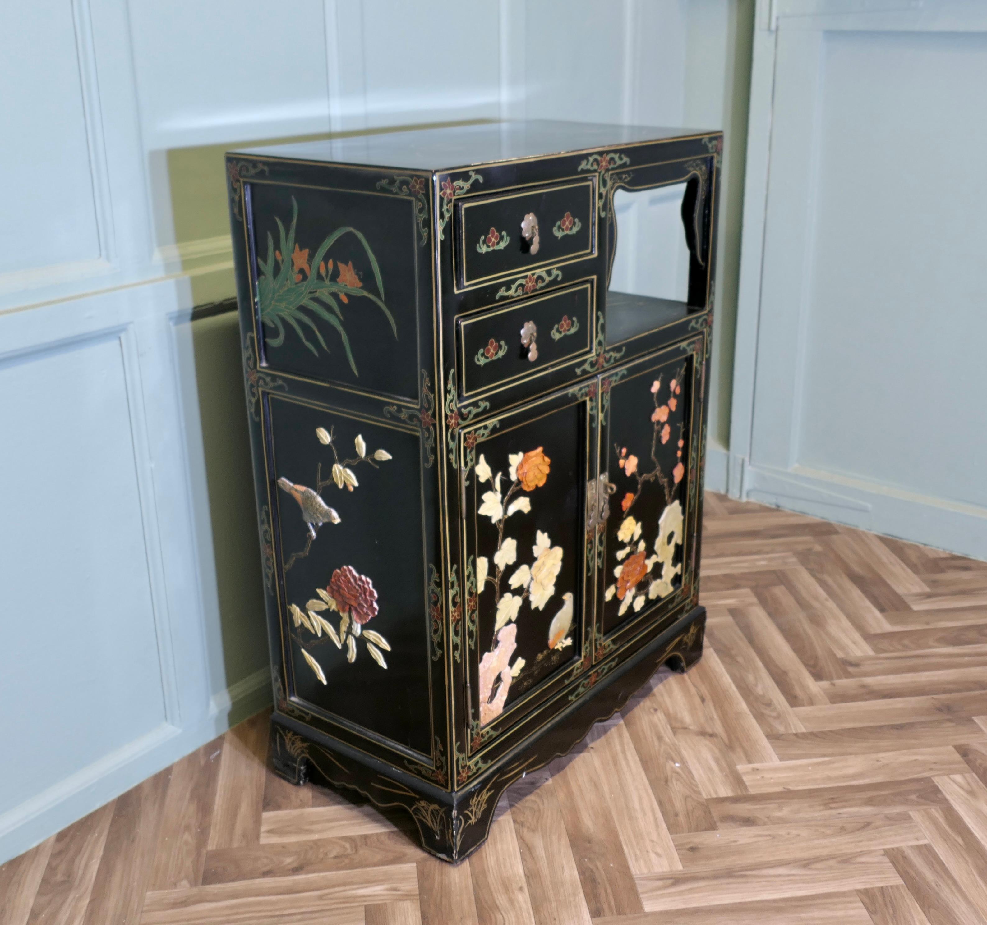 Inizio XX secolo Graziosa credenza nera a cineserie decorata con uccelli e fiori in vendita