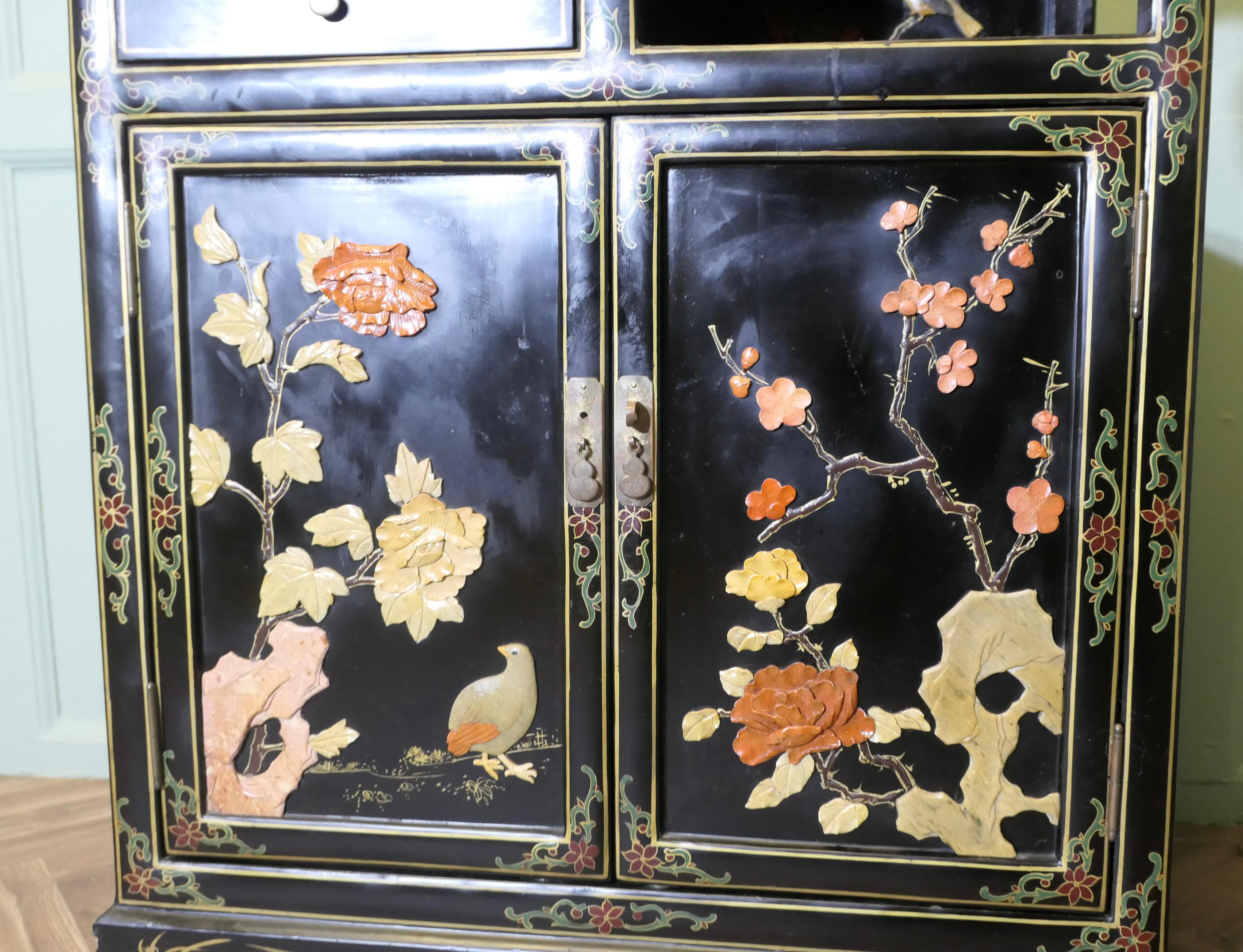 Lacca Graziosa credenza nera a cineserie decorata con uccelli e fiori in vendita