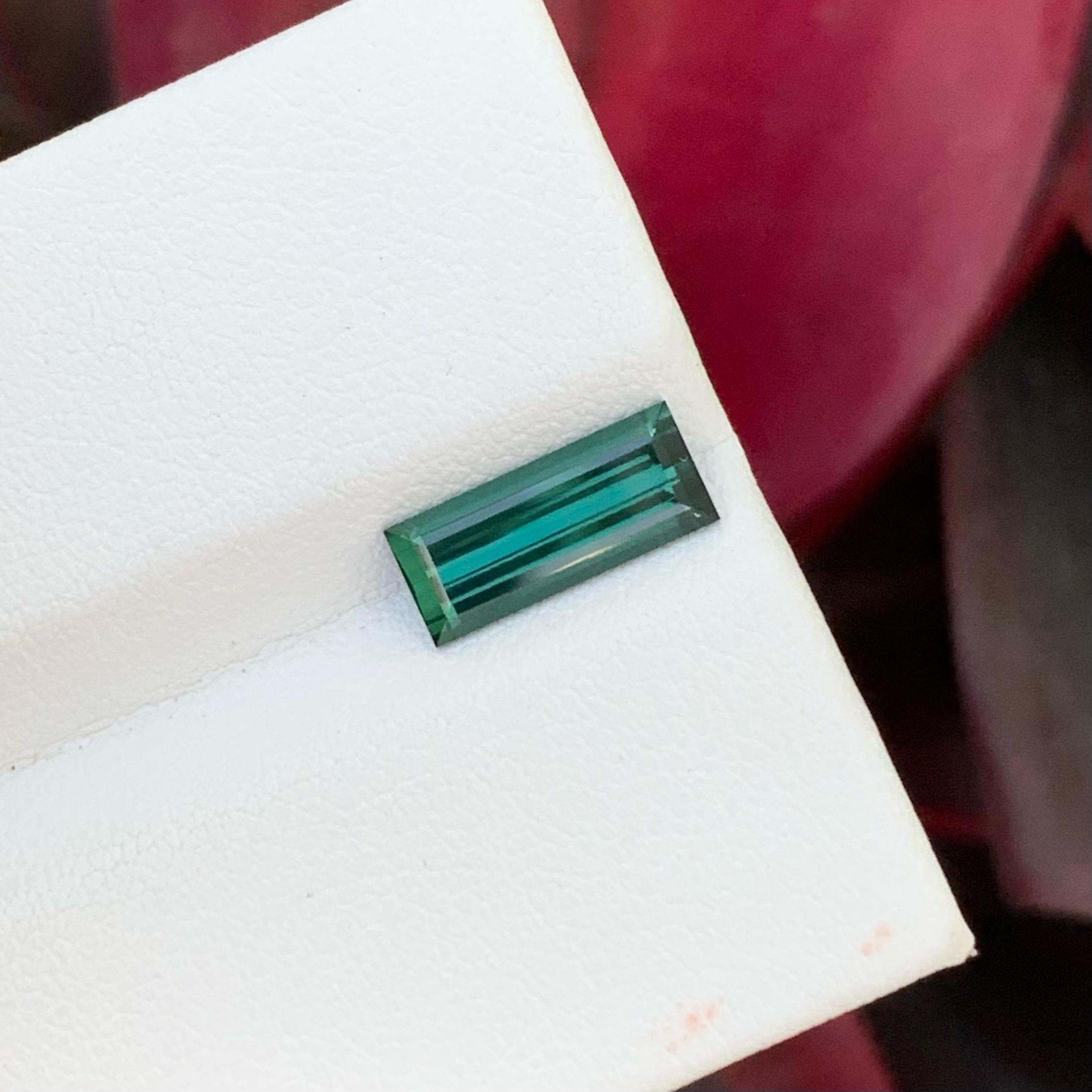 Belle tourmaline indicolite bleue pierre précieuse non sertie de 1,90 carat pour bijoux en vente 3