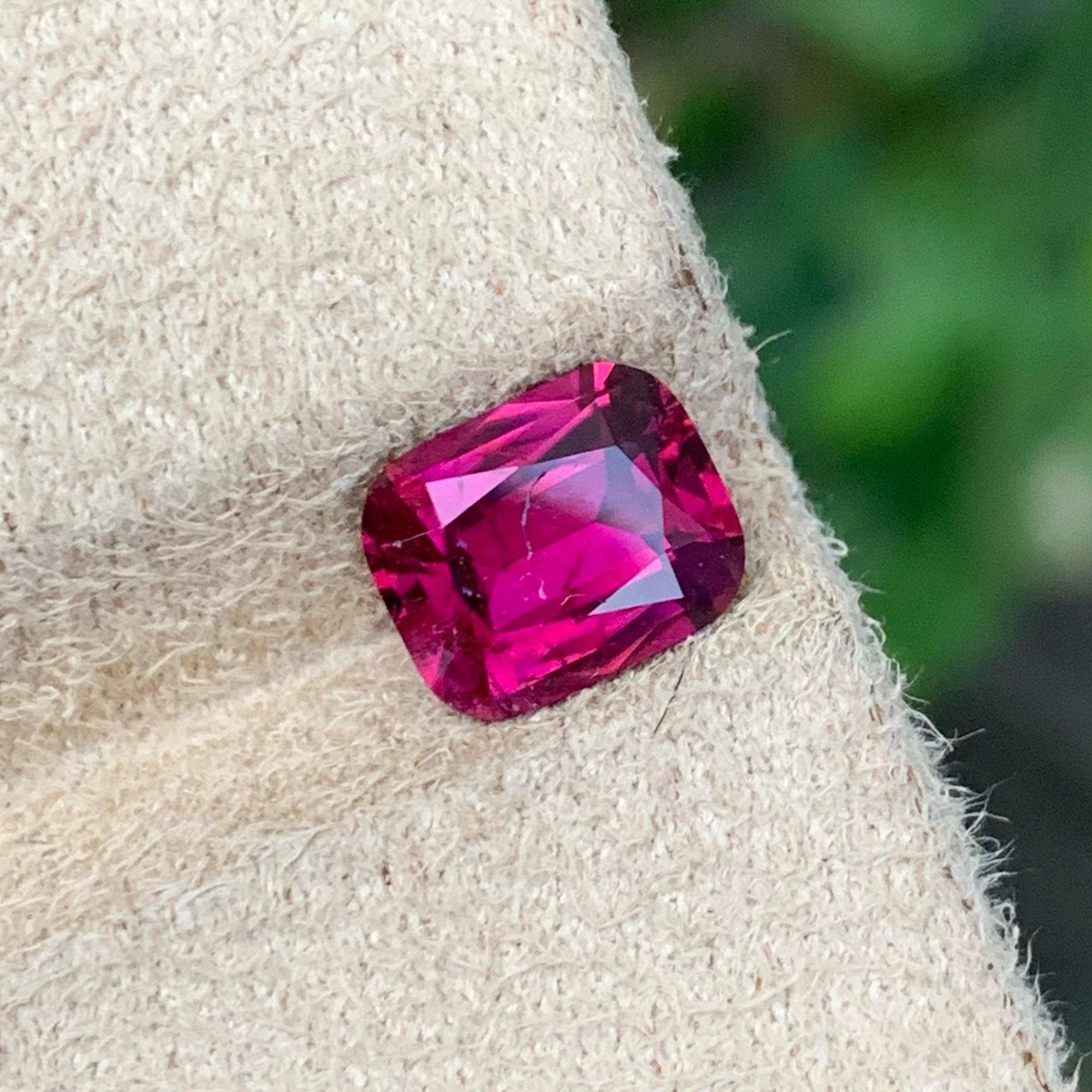 Piedra preciosa de turmalina roja brillante 2,25 quilates Piedra de turmalina para joyería Moderno en venta