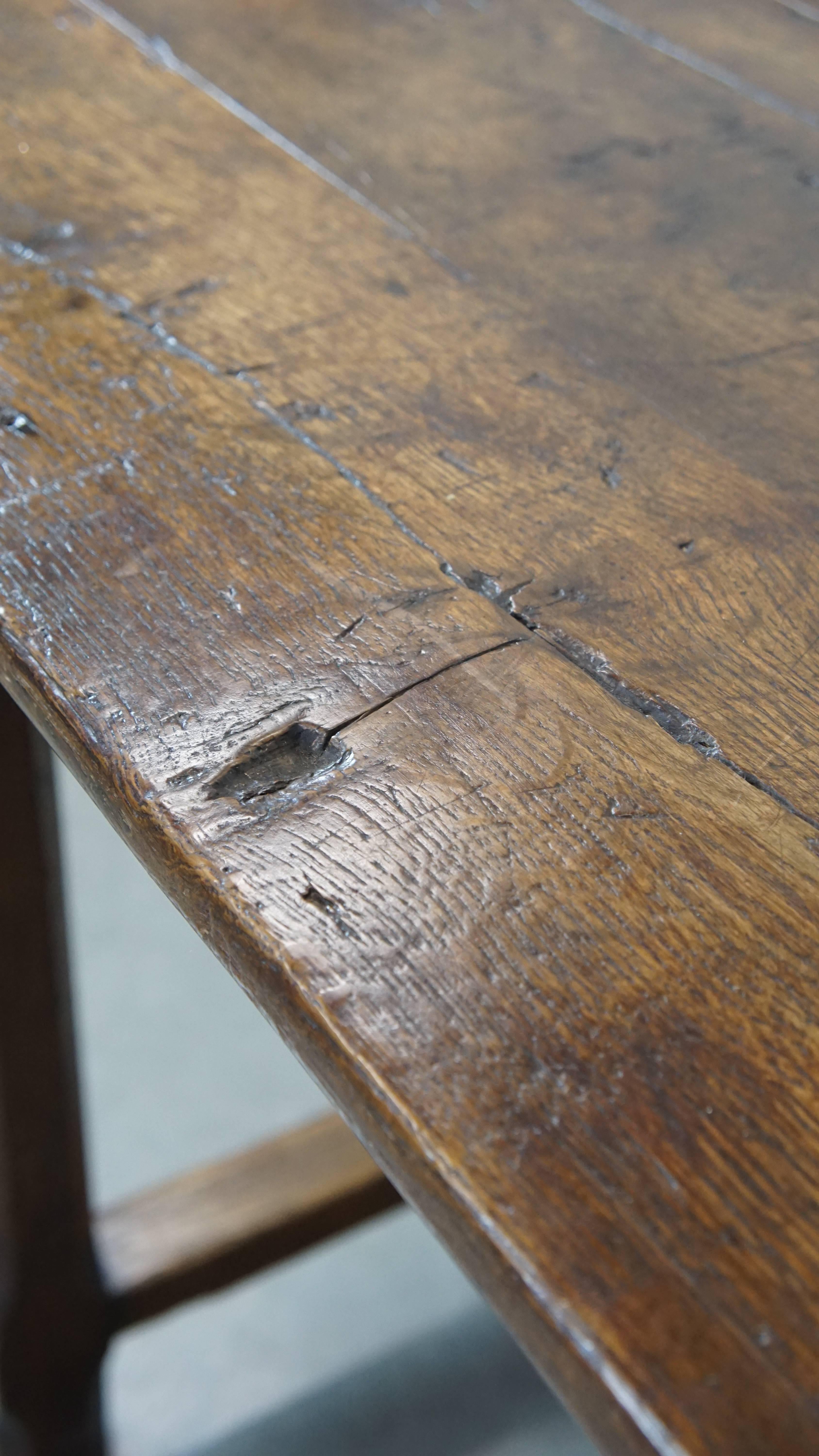 Jolie table de salle à manger en chêne français du XVIIIe siècle, ancienne et de caractère, avec 2 tiroirs en vente 3