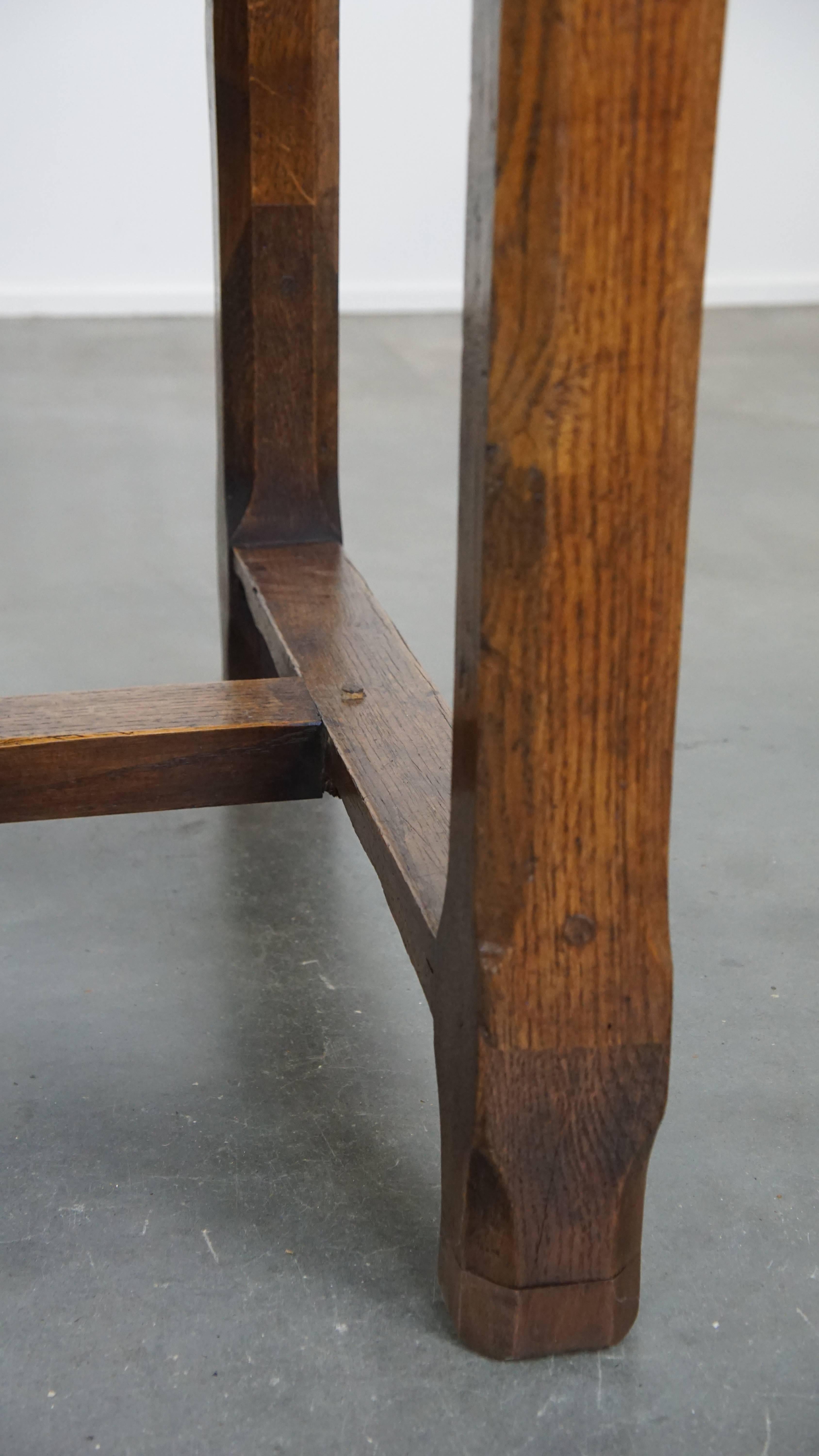 Jolie table de salle à manger en chêne français du XVIIIe siècle, ancienne et de caractère, avec 2 tiroirs en vente 5