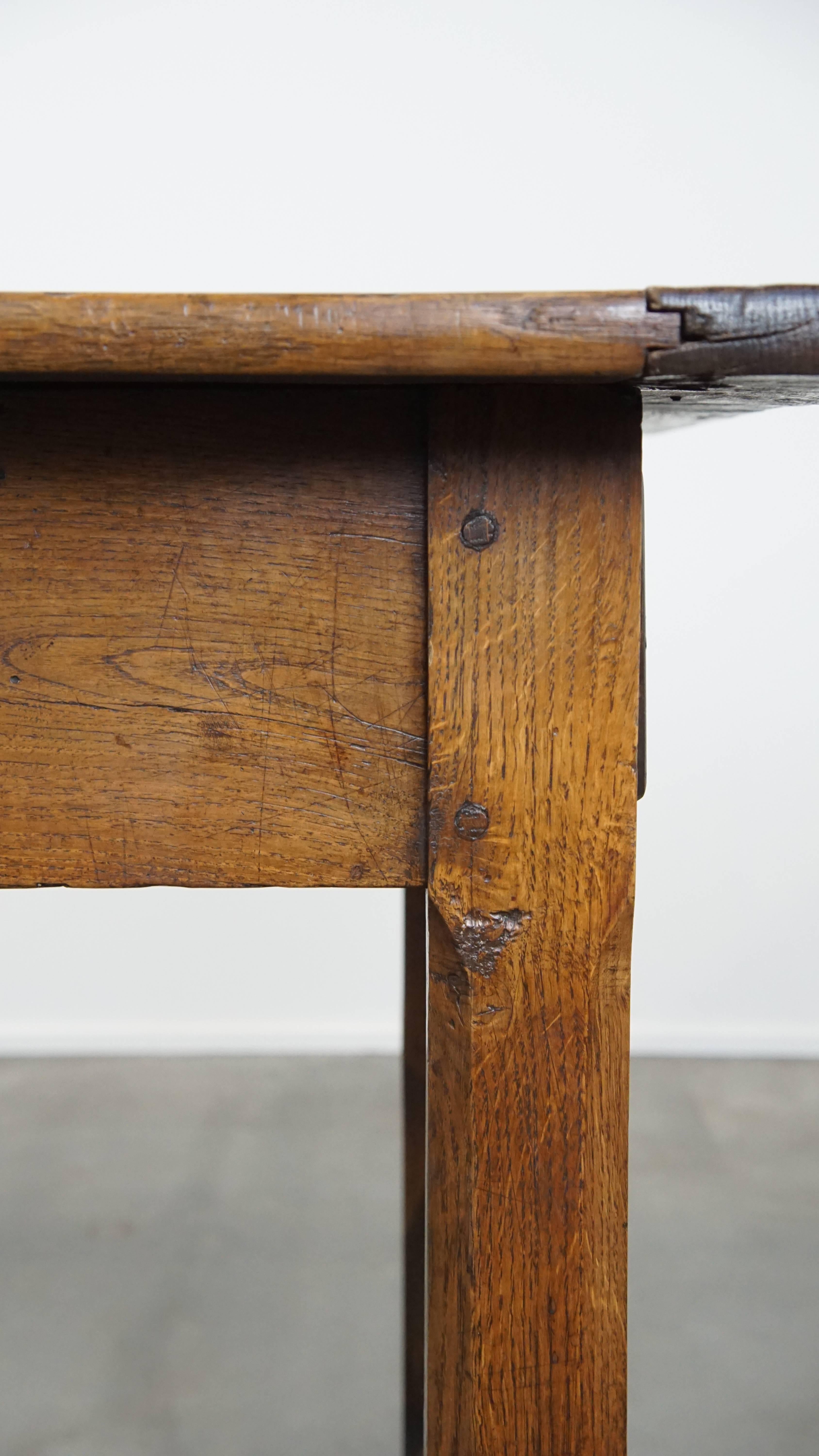 Jolie table de salle à manger en chêne français du XVIIIe siècle, ancienne et de caractère, avec 2 tiroirs en vente 6
