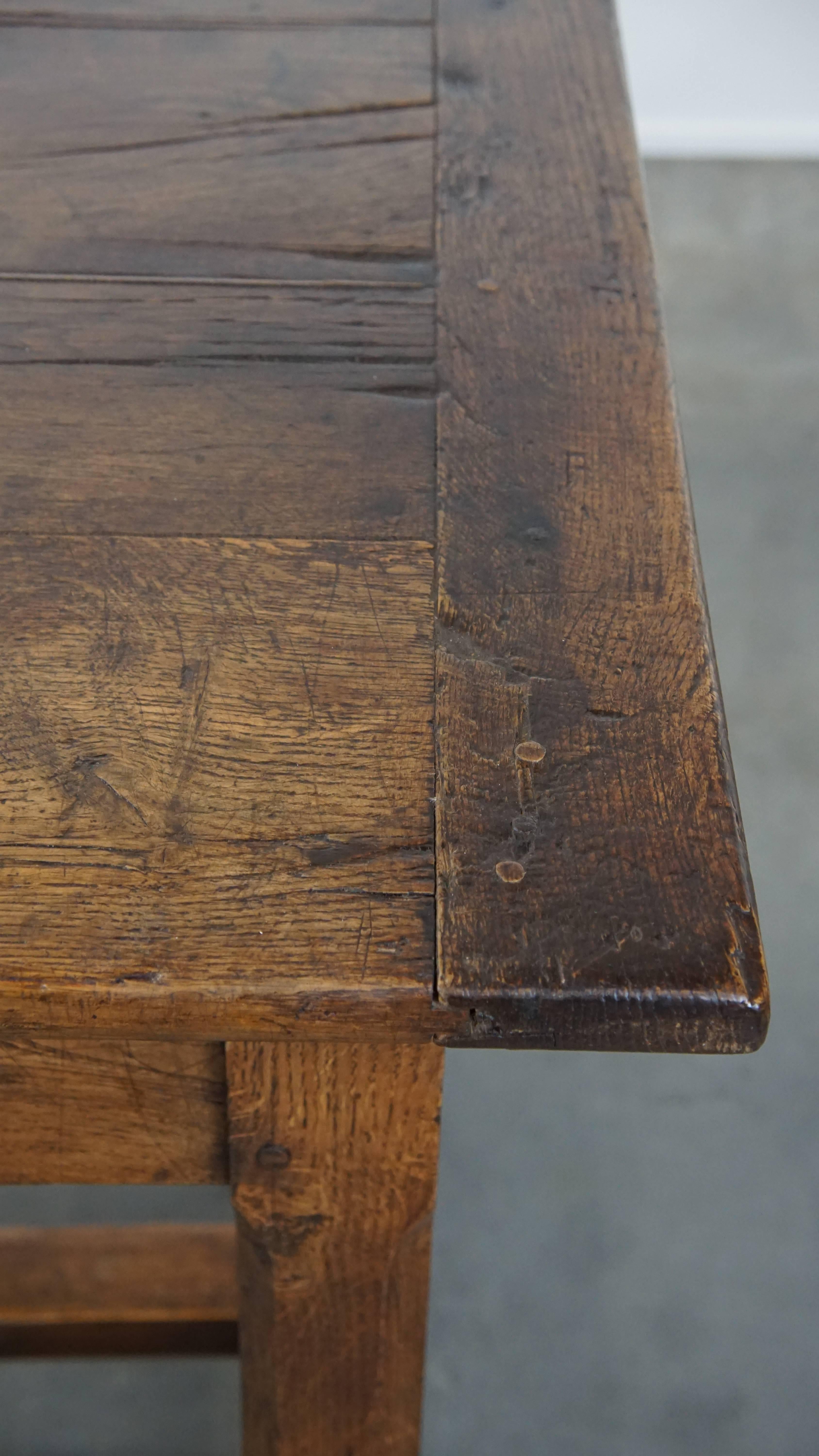 Jolie table de salle à manger en chêne français du XVIIIe siècle, ancienne et de caractère, avec 2 tiroirs en vente 7