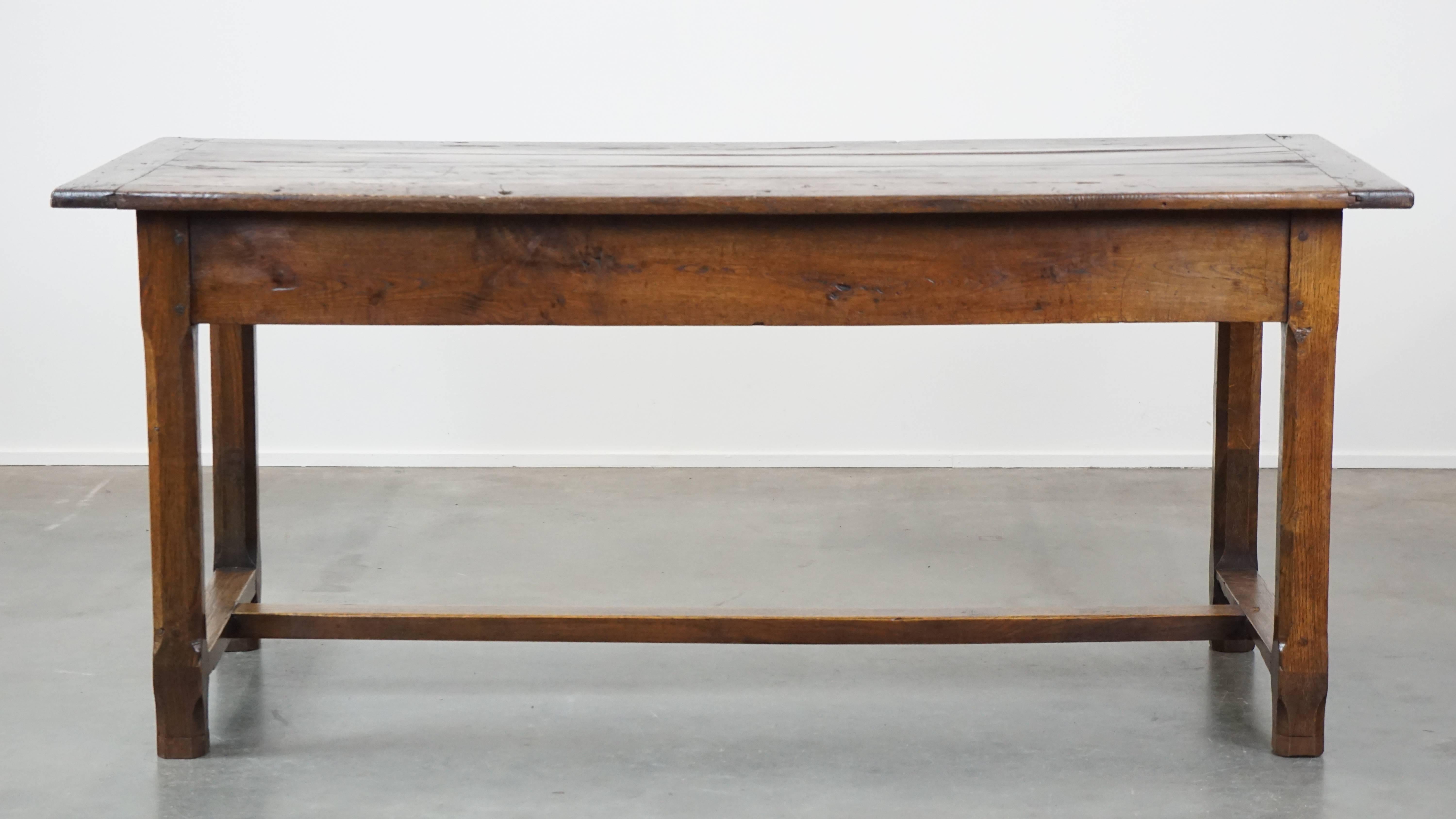 Cette fantastique table de salle à manger française ancienne est pleine de caractère et s'intégrera parfaitement dans presque tous les intérieurs. Il constitue l'espace élégant idéal pour les dîners en famille. Il dispose de 2 tiroirs pratiques pour