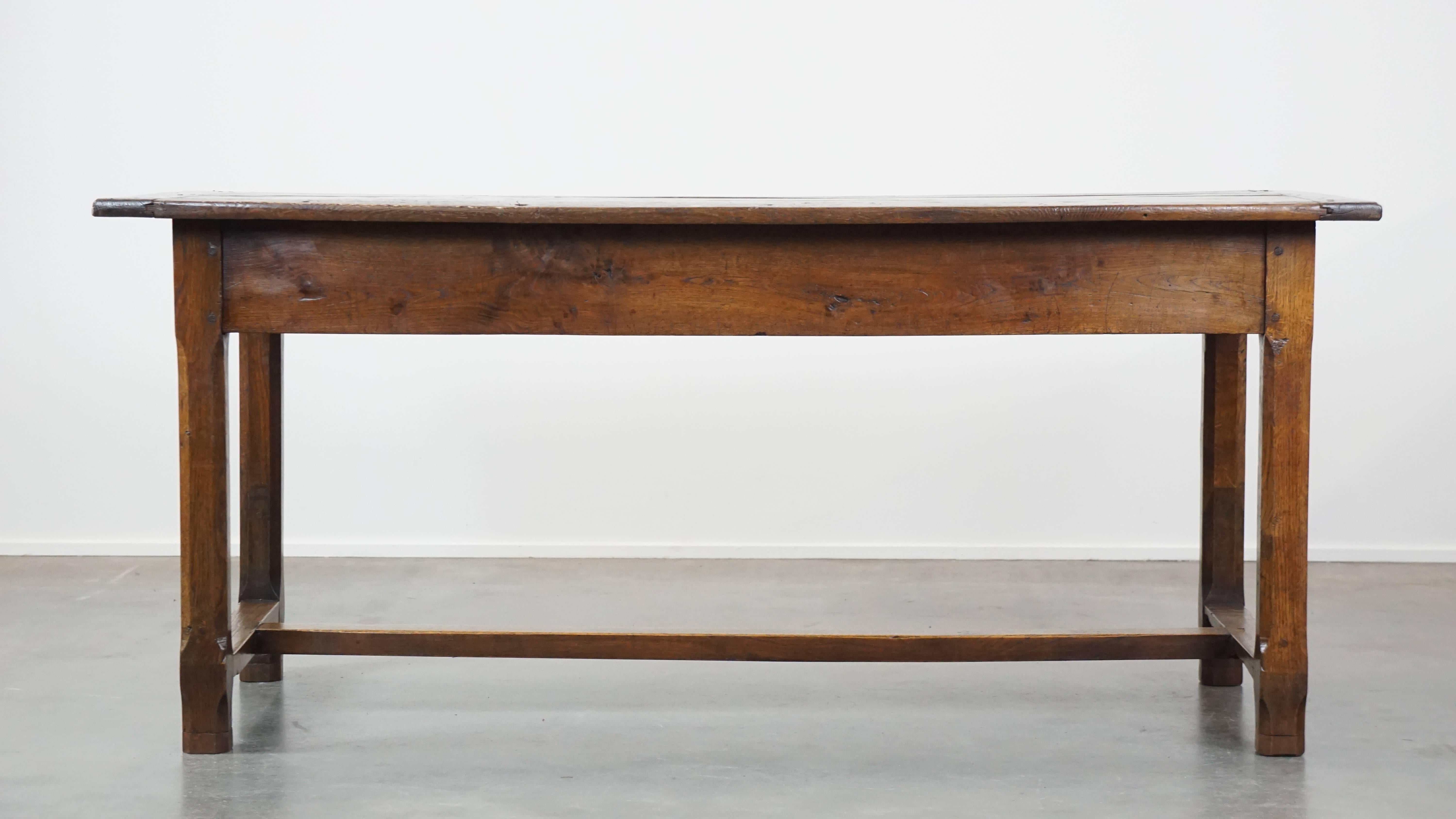 Français Jolie table de salle à manger en chêne français du XVIIIe siècle, ancienne et de caractère, avec 2 tiroirs en vente